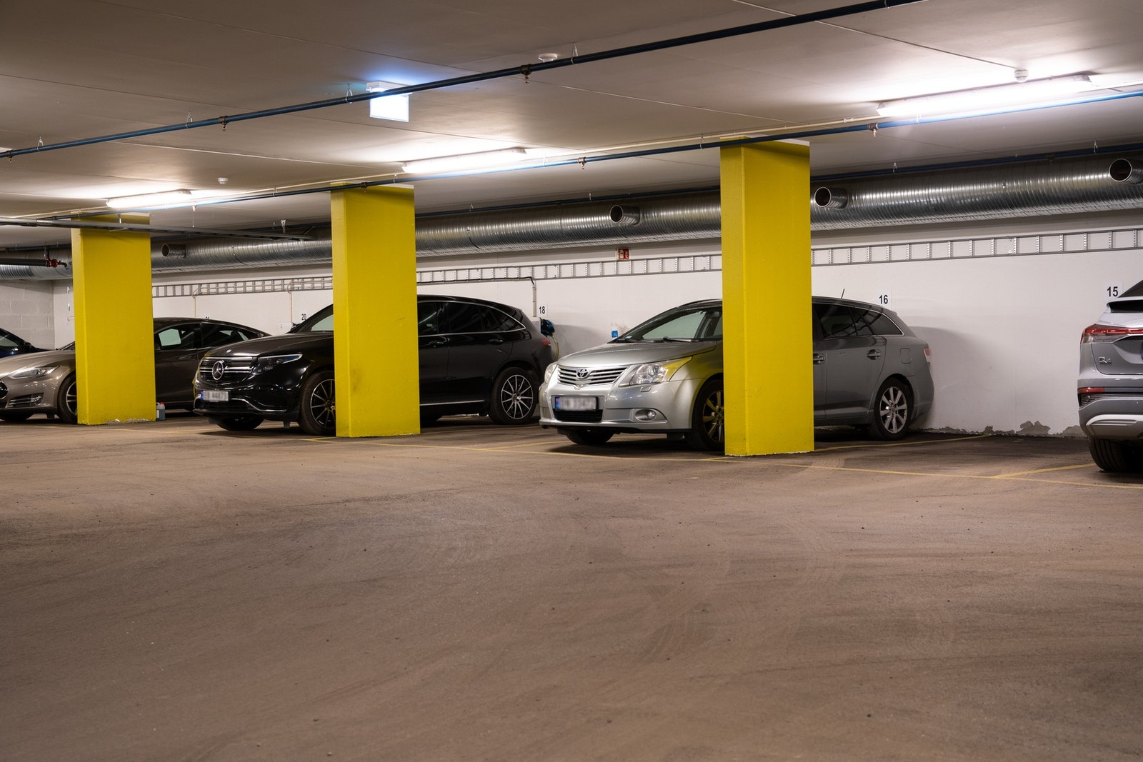 Nåværende eier leier garasje i kjeller, denne kan videreleies av kjøper. Galleribilde