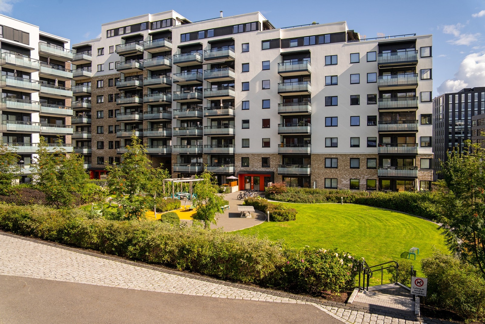 Her kan både barn og voksne samles på de flotte fellesområdene med lekeplass og sittegrupper. Galleribilde