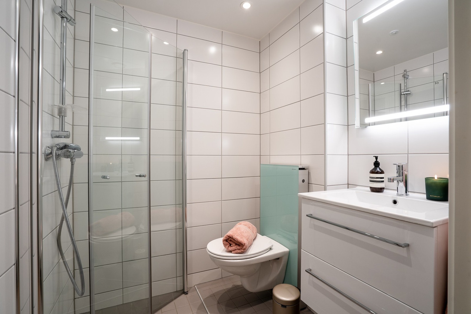 Pent flislagt med varme i gulv og downlights i himling. Galleribilde