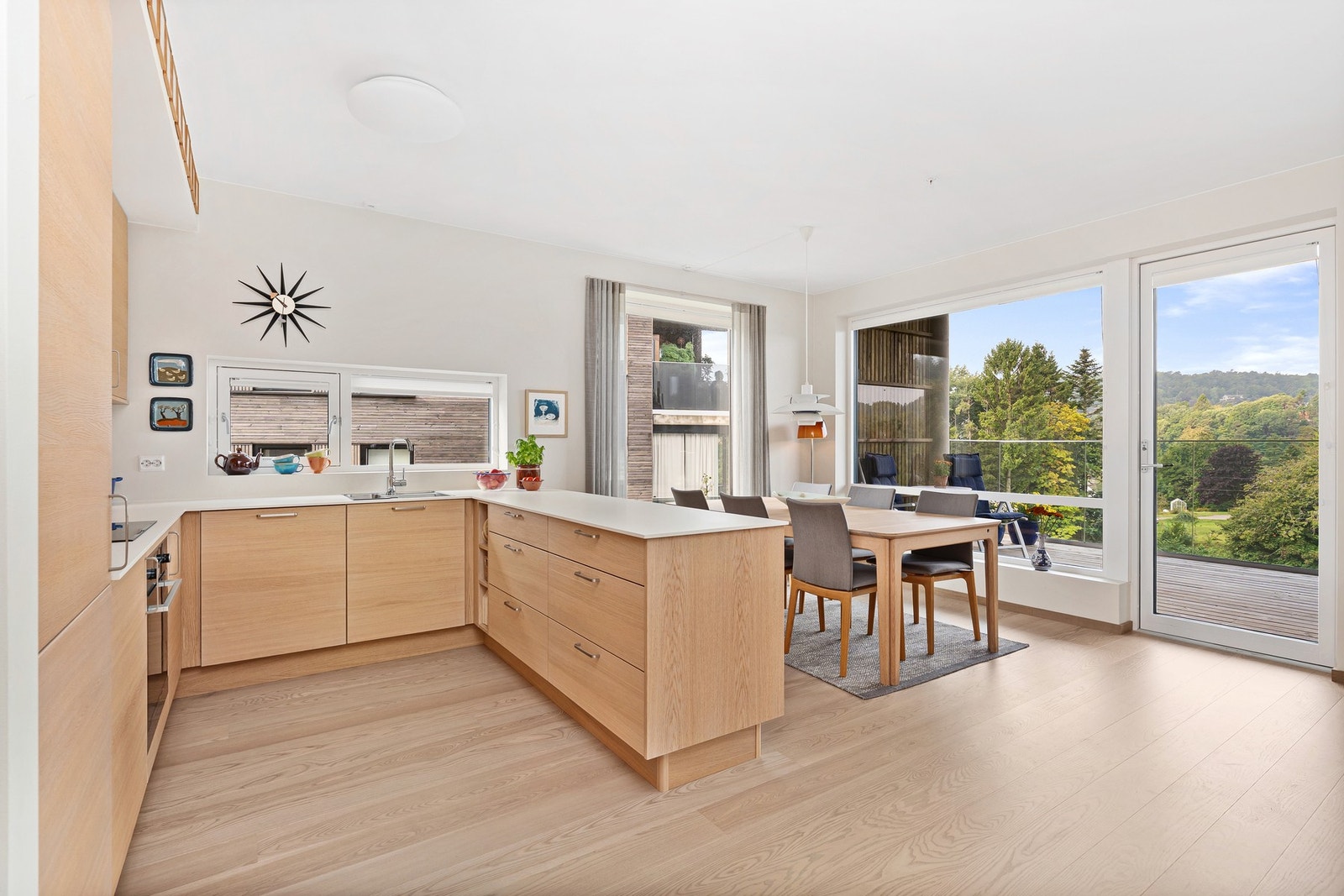 Det gir et godt lys inn med vinduer på begge sider i kjøkkenet Galleribilde