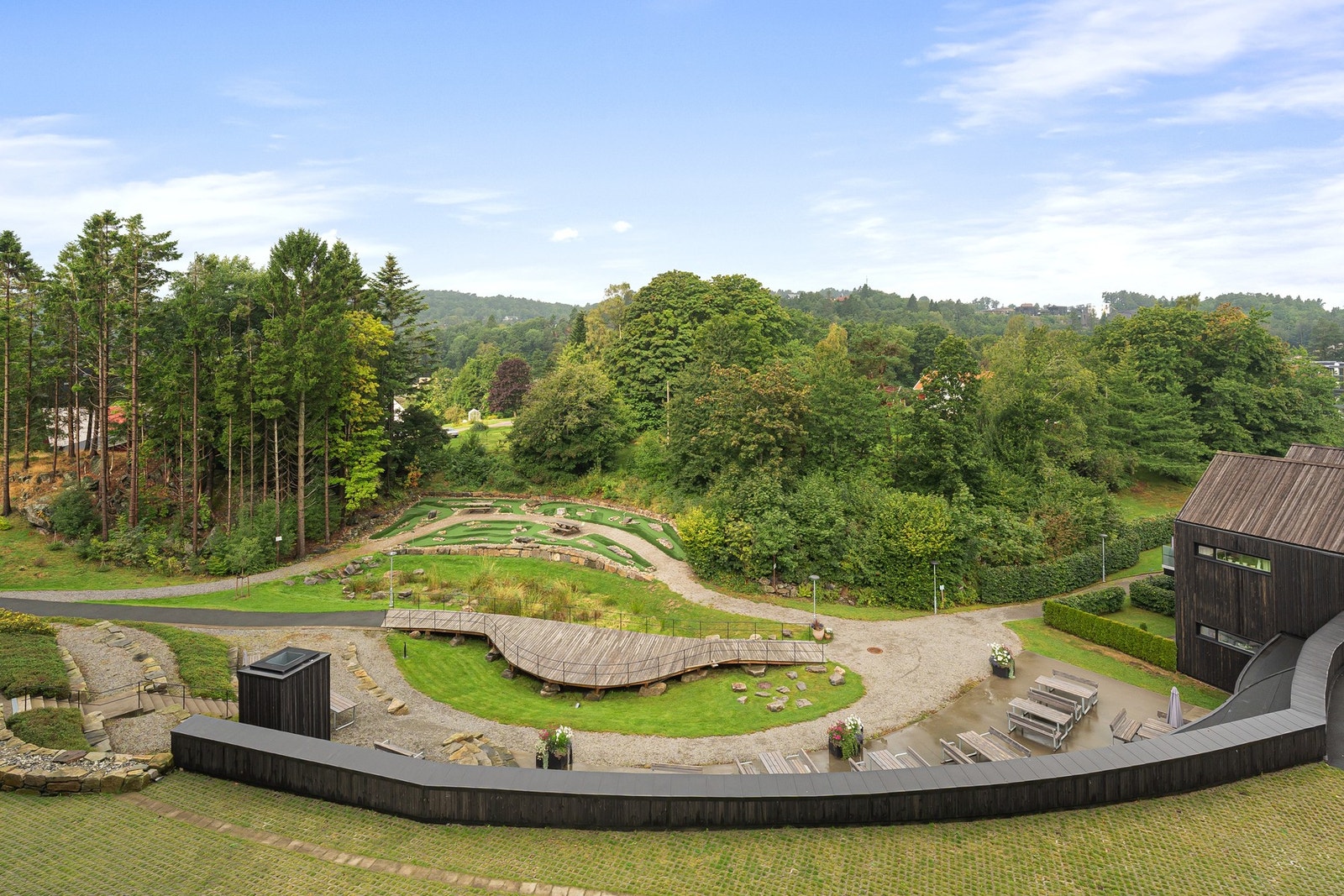 Utsikt fra stue- og kjøkensonen mot det flotte grøntarealet utenfor Galleribilde