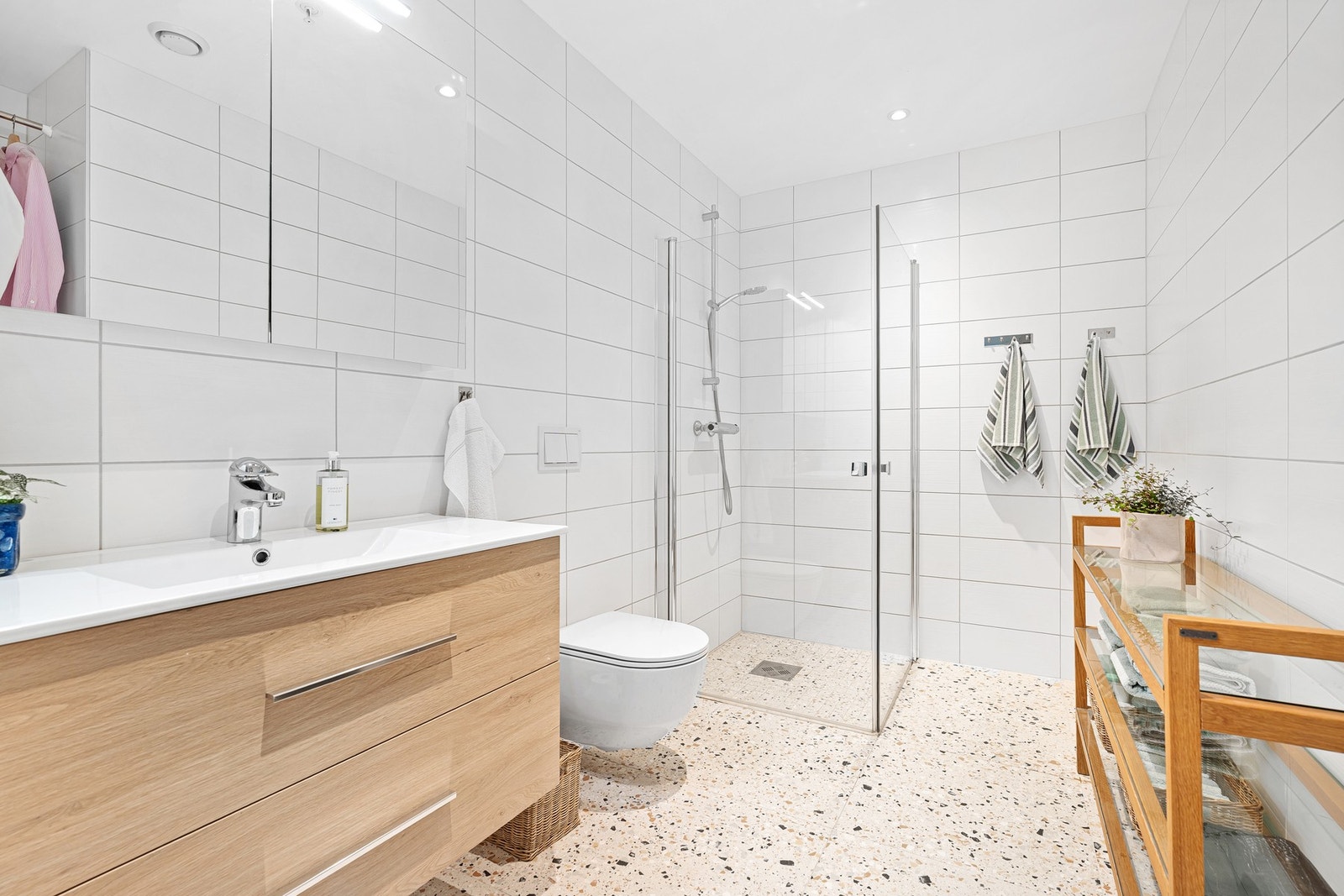 Dusjbad med wc og smakfull benkeseksjon Galleribilde