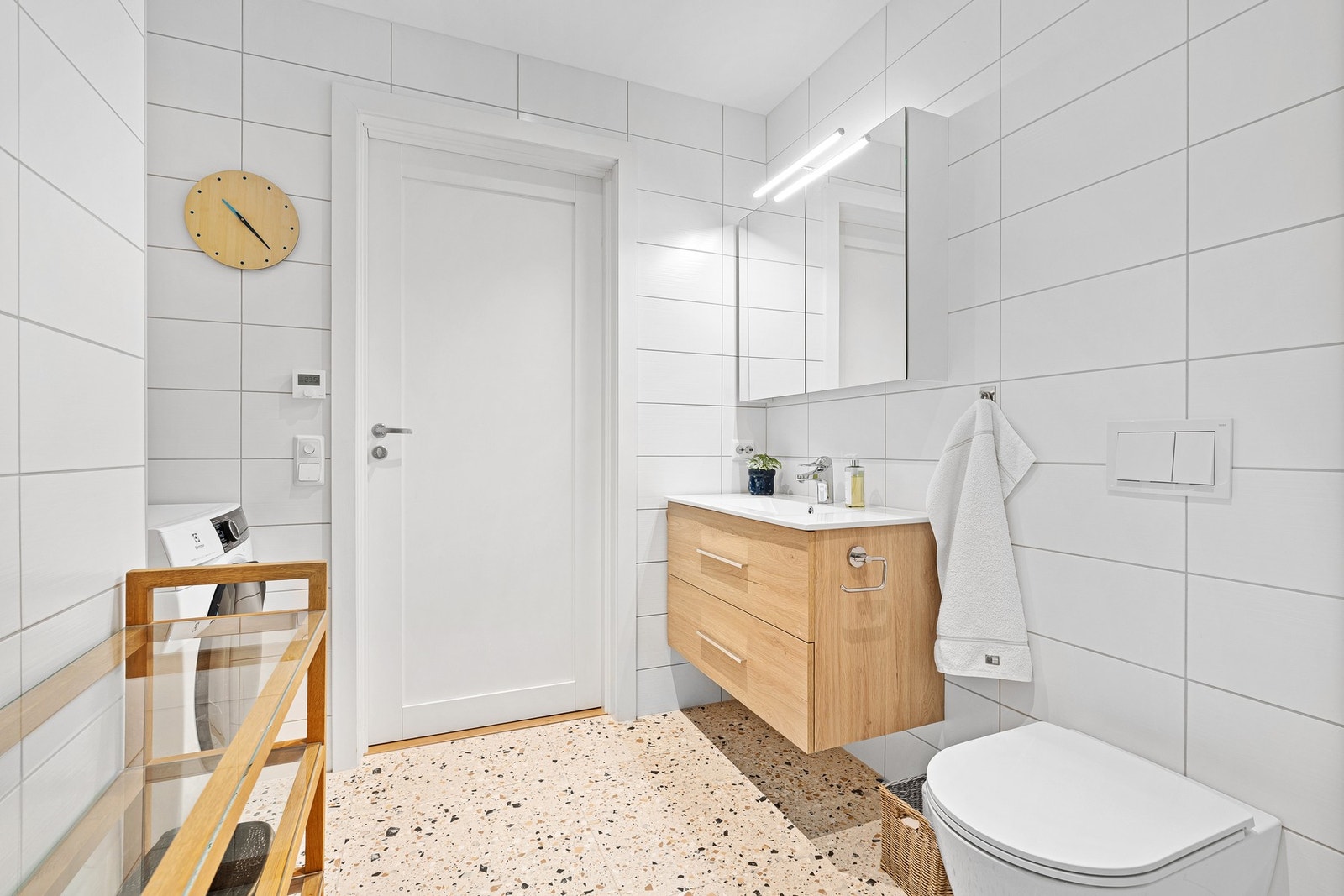 Fra badet mot dør ut til gangen Galleribilde