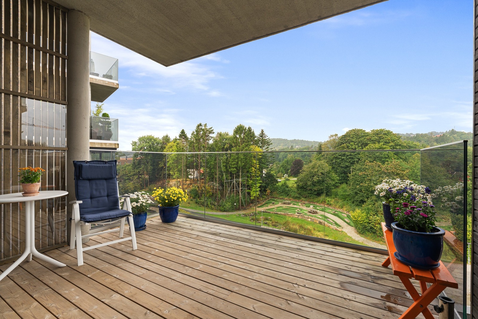 Fra balkongen ut fra stue- og kjøkkensonen - her er det fint utsikt til fint uteareal med minigolfbane Galleribilde