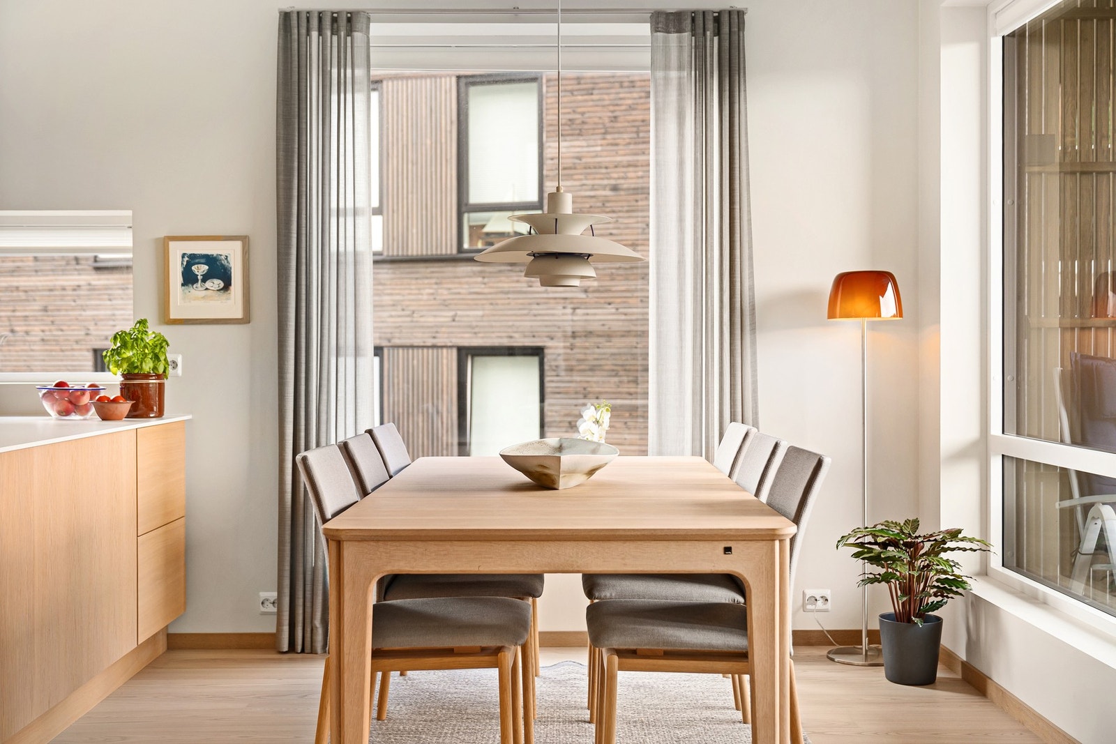 Her kan en trekke ut langbord og dekke på til mange Galleribilde