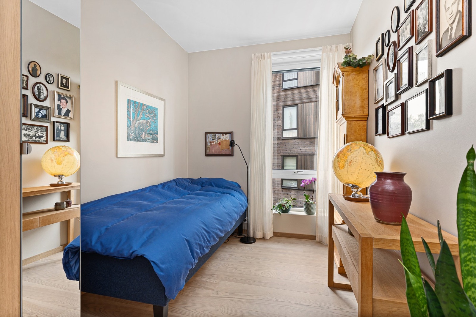 Soverom 1 med garderobeskap Galleribilde