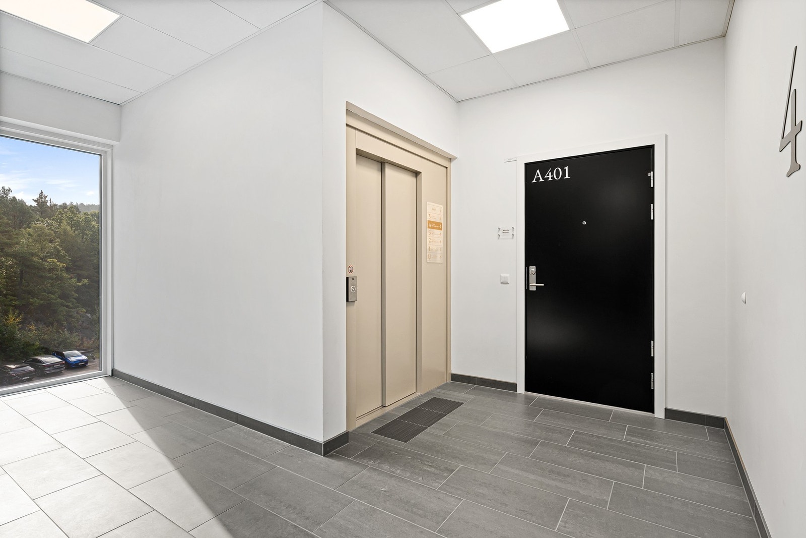 Inngangspartiet og heis rett utenfor inngangsdøren - praktisk løsning Galleribilde