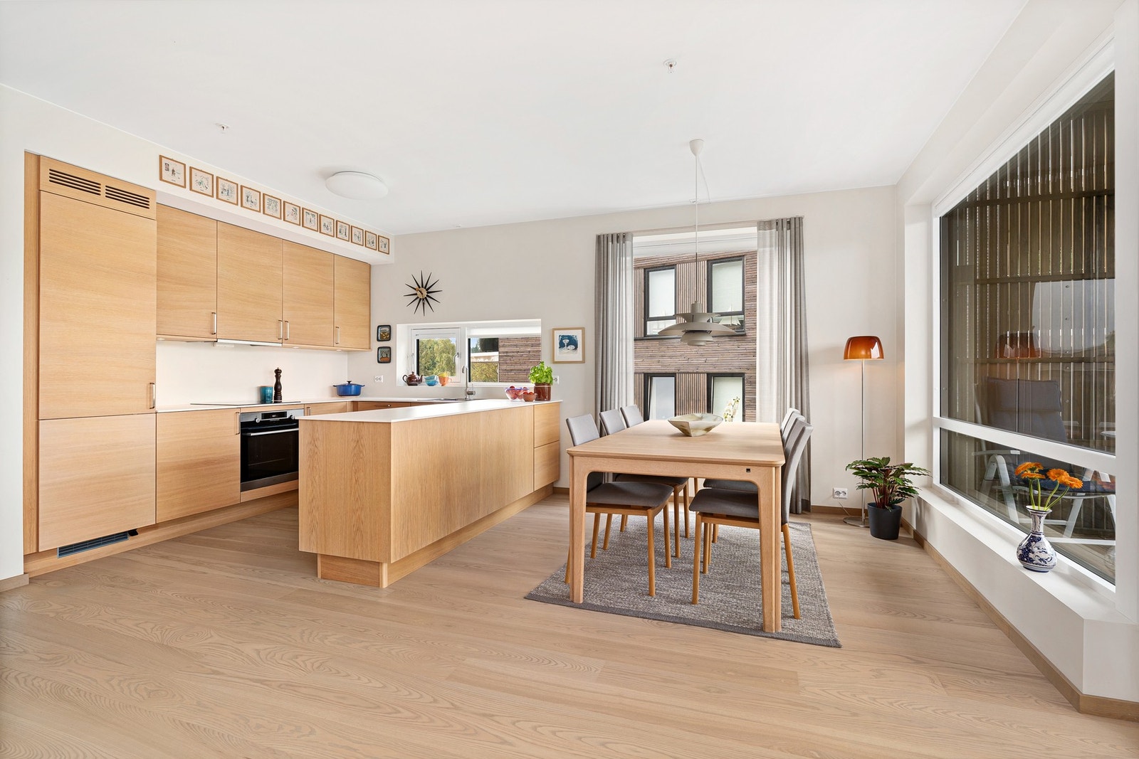 Flott Straikjøkken med integrerte hvitevarer Galleribilde