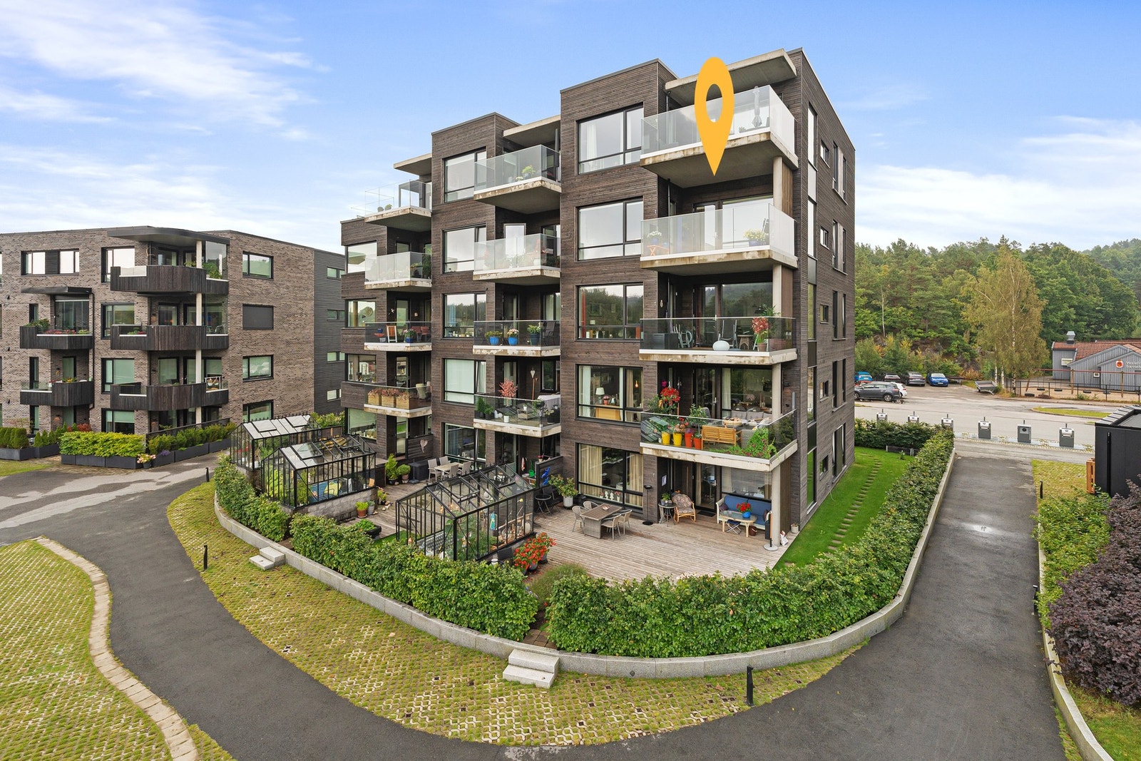 Velkommen til Strømmeveien 84 og en kjempefin gjennomgående hjørne- og endeleilighet i 4. etasje med 2 balkonger. Heis til alle plan. Galleribilde