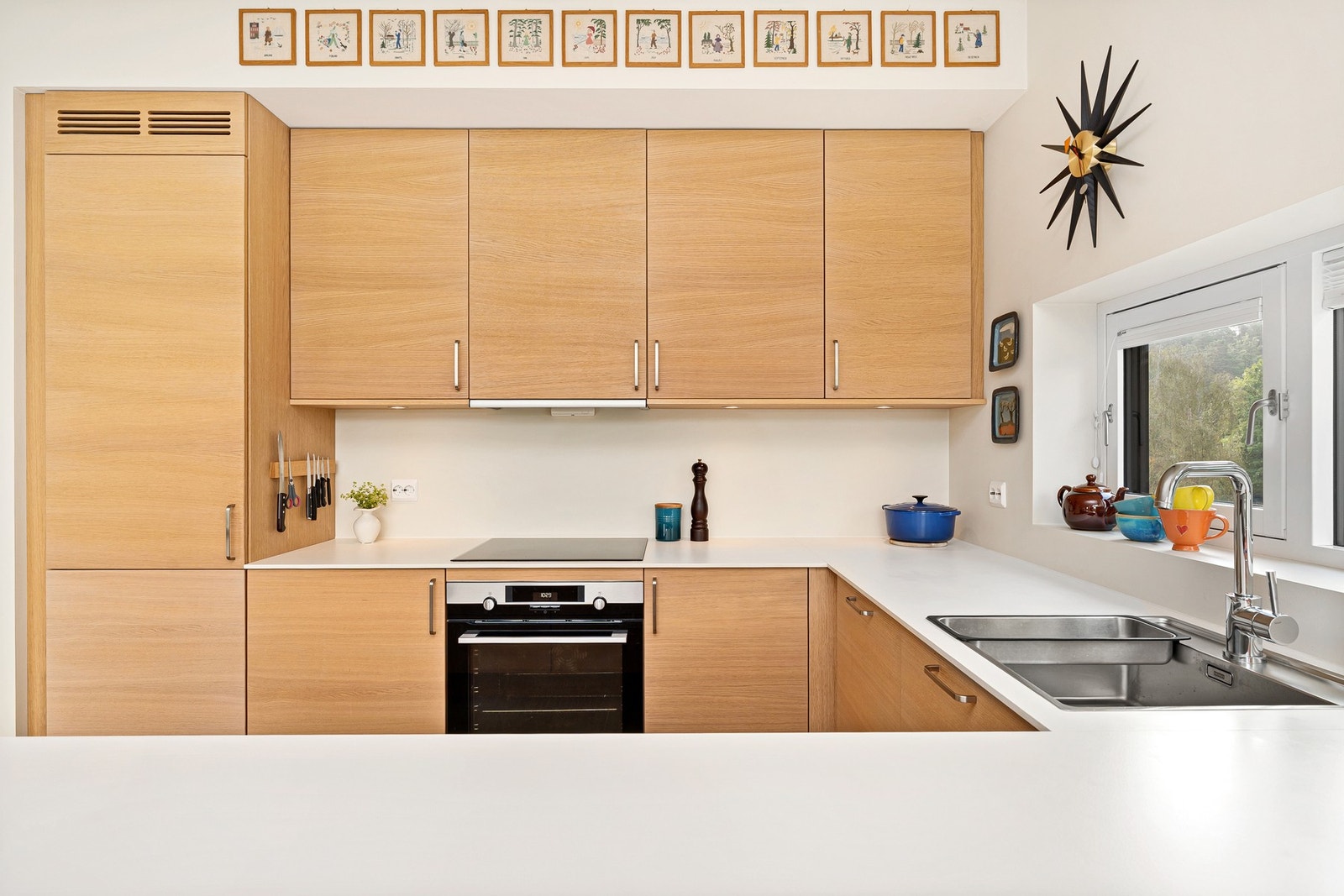 Hyggelig med vindu i kjøkkenet Galleribilde