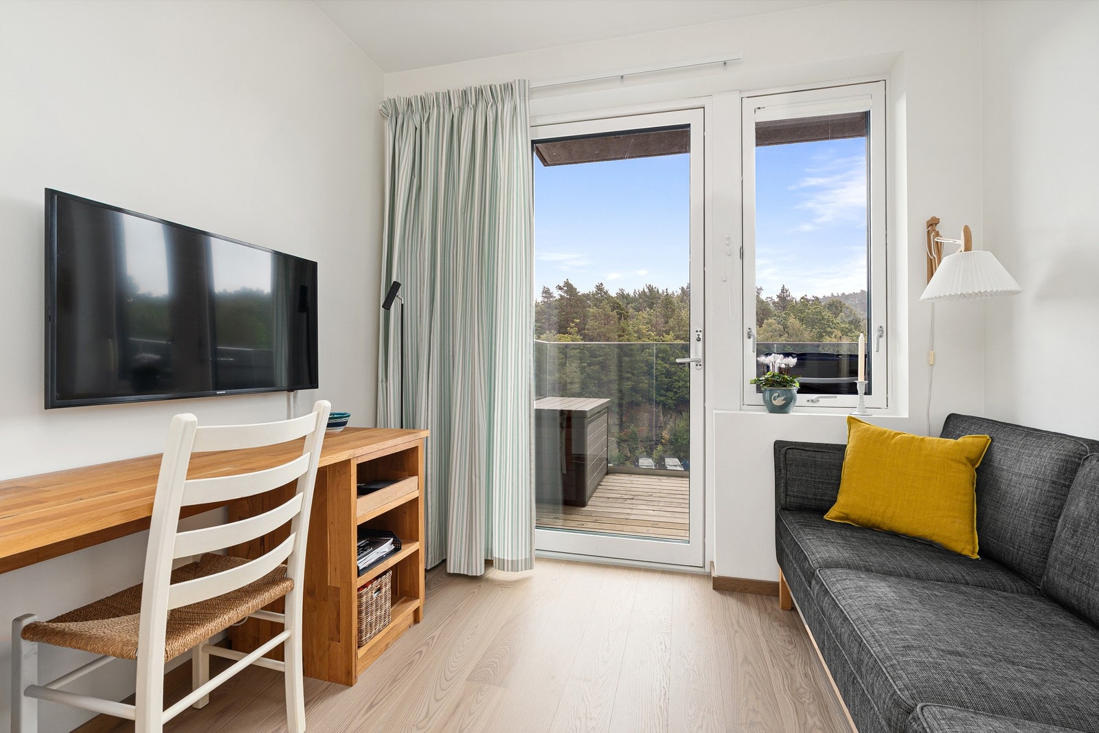 Soverom 3 har utgang til balkong med morgensolen Galleribilde