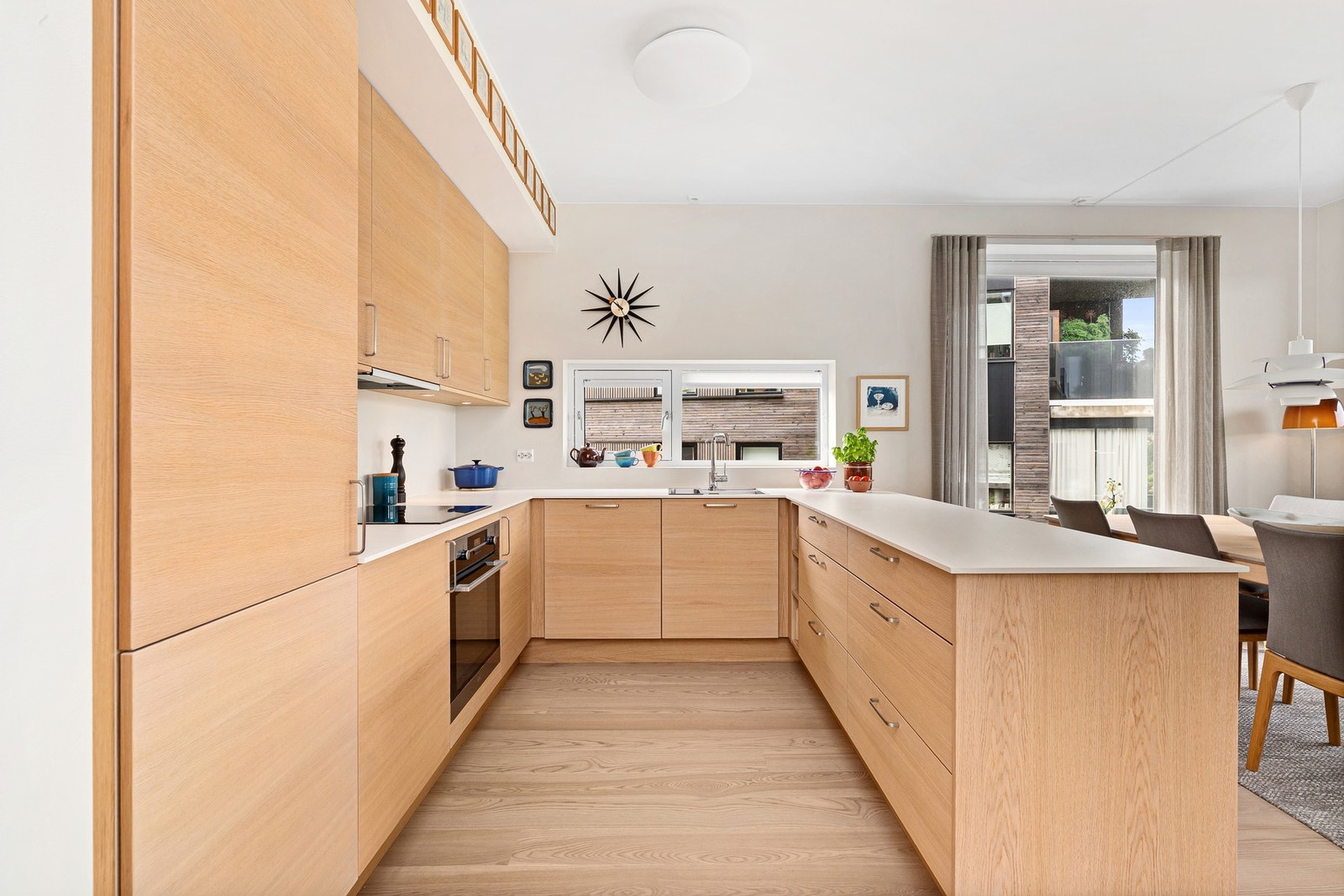 Rikelig med skap- og benkeplass Galleribilde