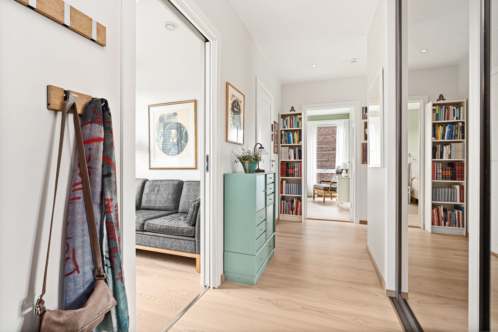 Praktisk med den gode skyvedørsgarderoen Galleribilde