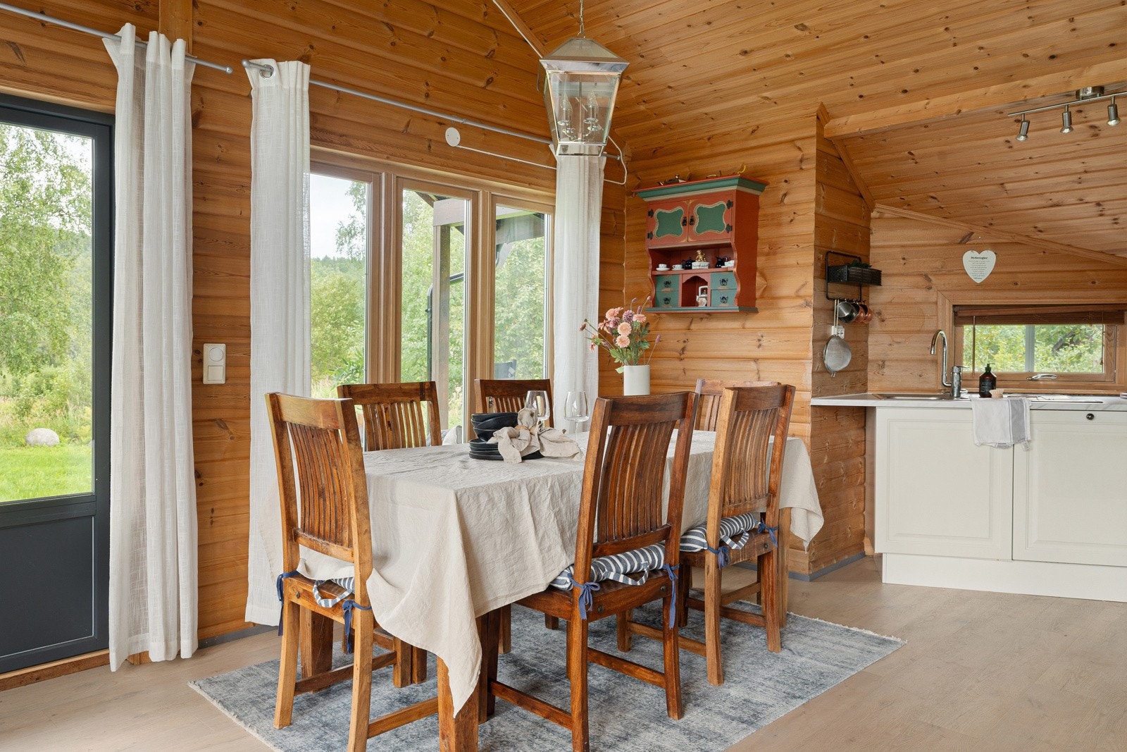 God plass til spisebord som en naturlig avdeler mellom stue og kjøkken.