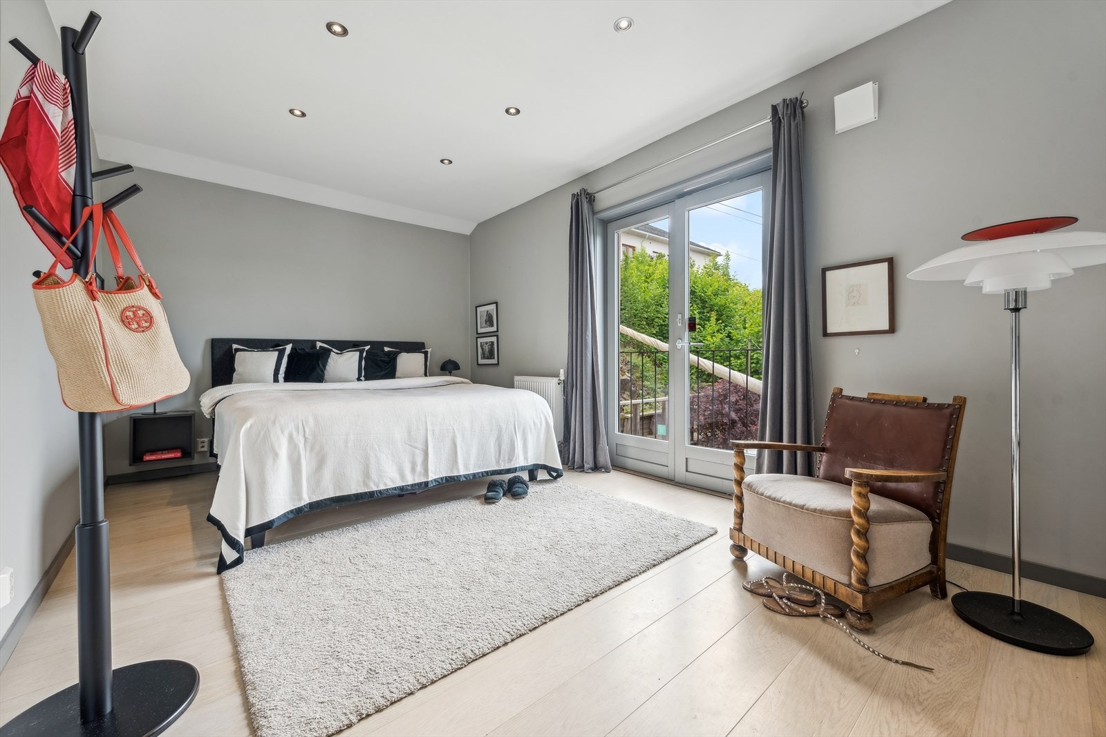 Etasjen har 3 soverom av god størrelse og herlige fargevalg på veggene. Her ser vi hovedsoverommet. Galleribilde