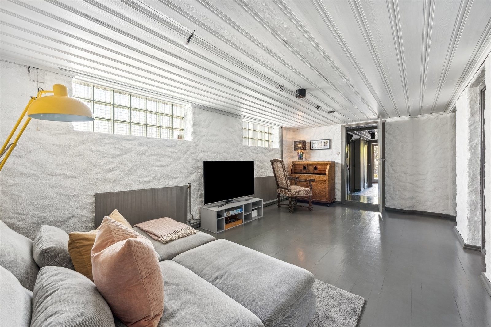 Underetasjen har rom som idag er innredet som koselig stue. Galleribilde