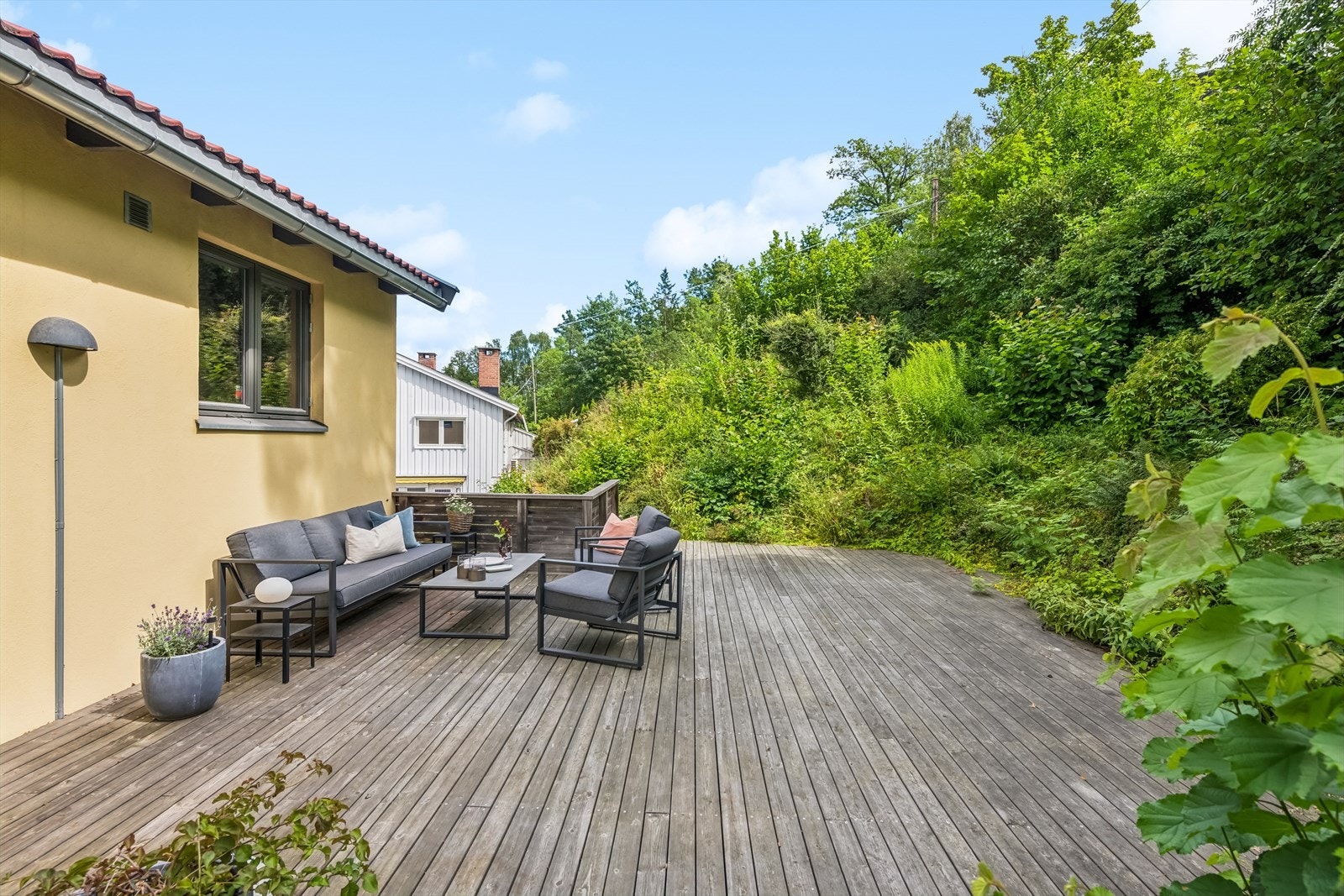 Naturen som nærmeste nabo! En fredelig og skjermet uteplass. Galleribilde