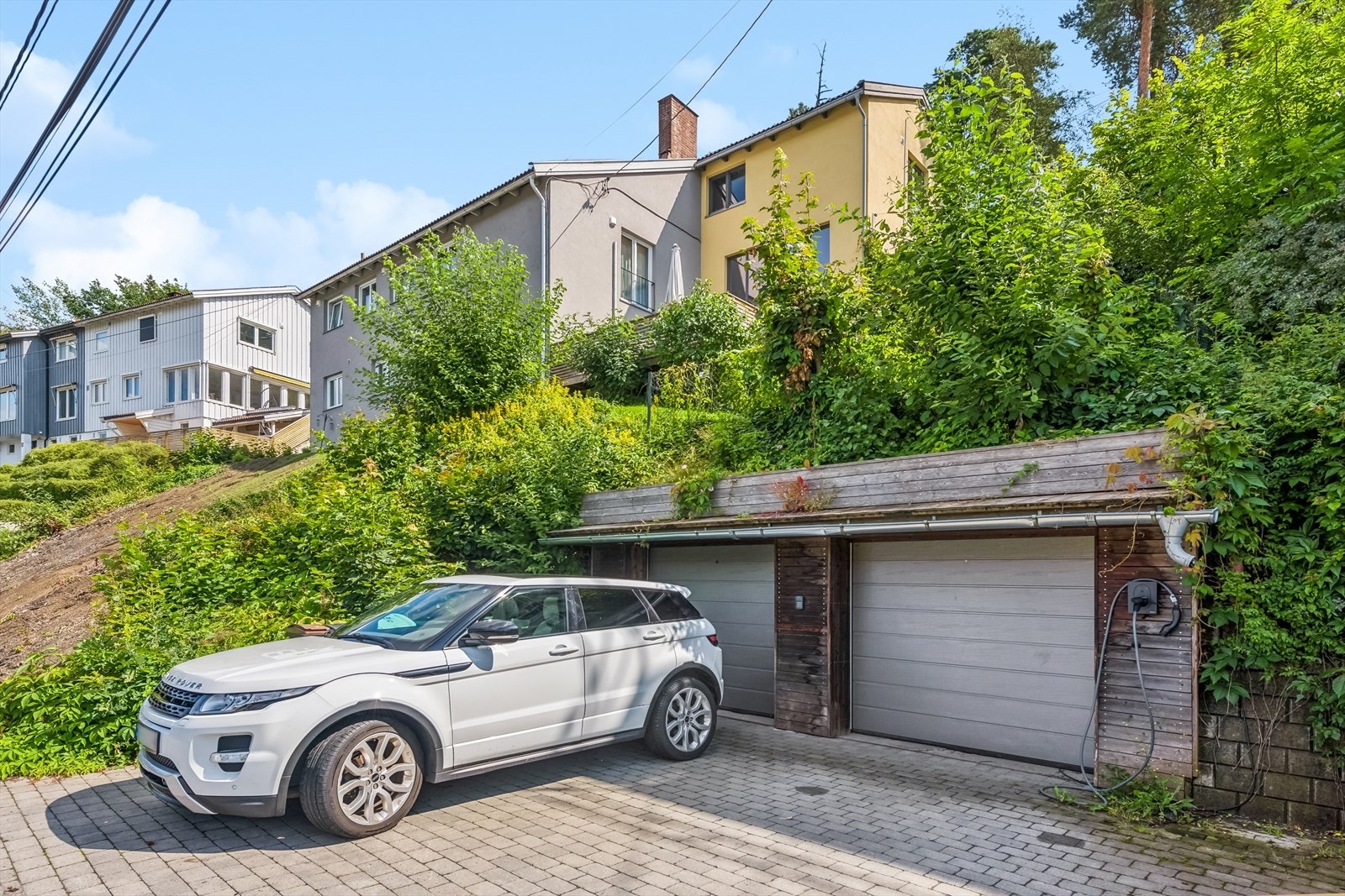 Boligen har tilhørende garasjeplass på ca. 15 m2. Det er innstallert med elbil lader. Galleribilde