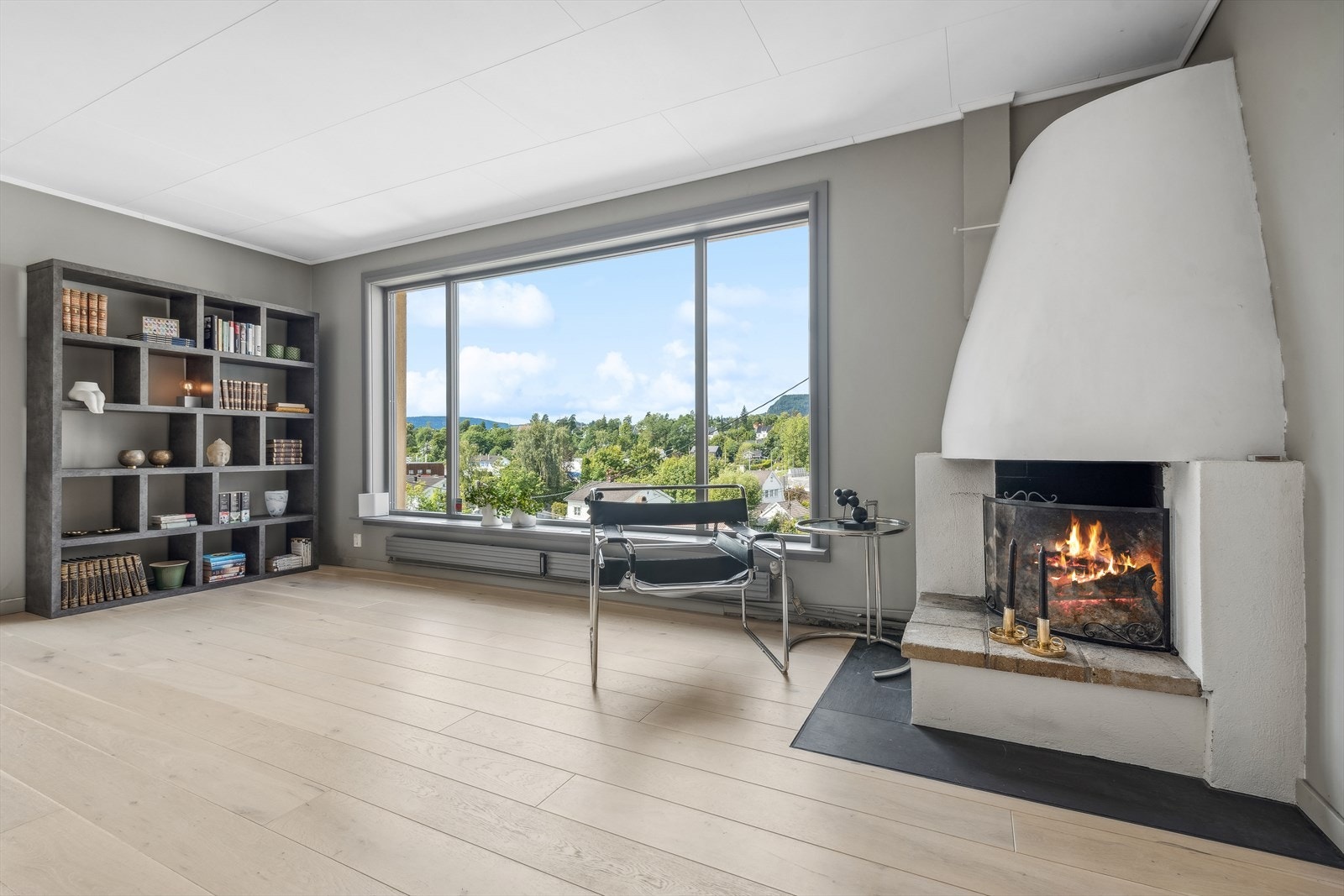 Stuen kan deles inn i flere soner med plass til alle familiemedlemmer samlet eller hver for seg. Galleribilde