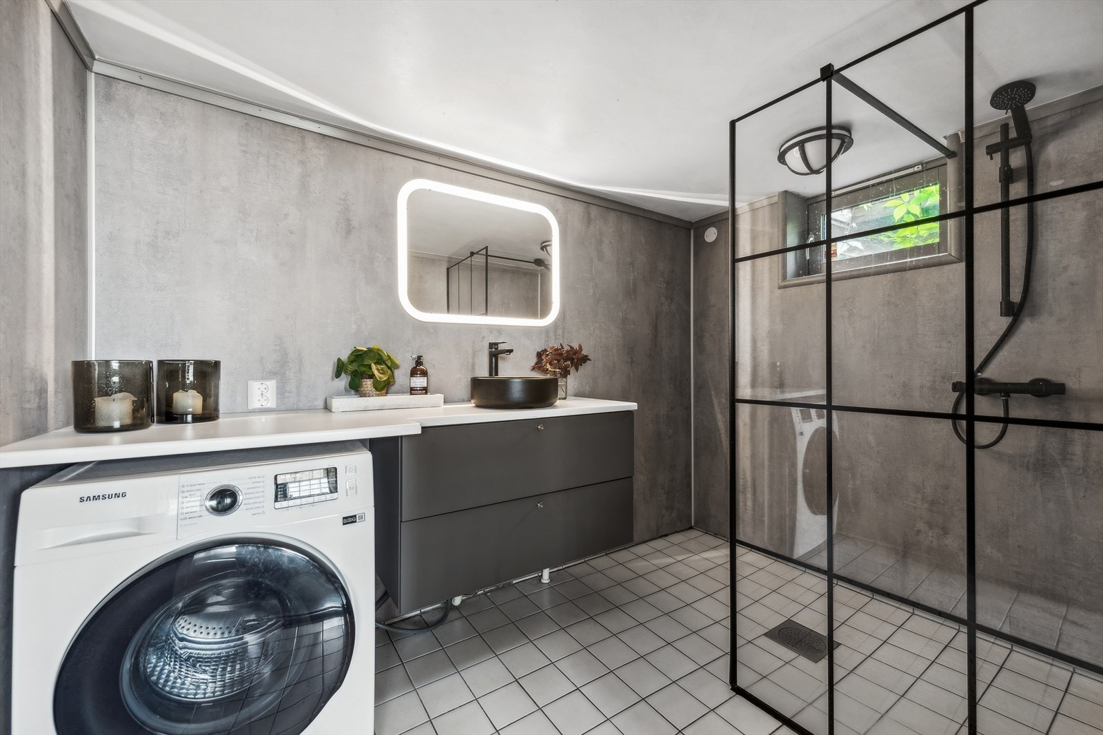 Pent og praktisk bad/vaskerom. Pusset opp i 2021. Nye våtromsplater på vegg. Galleribilde