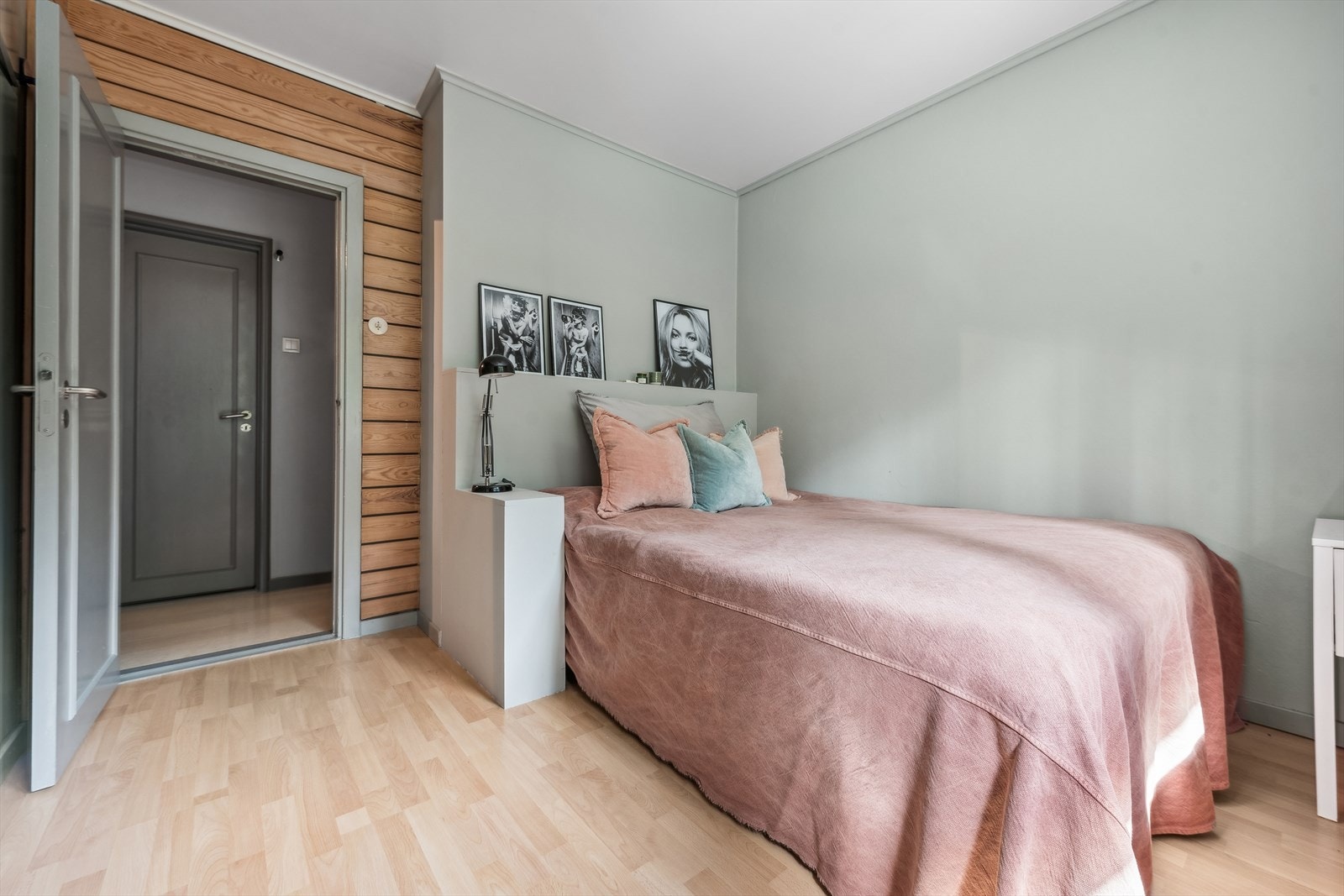 Soverom 2 har fin plass til dobbeltseng. Galleribilde