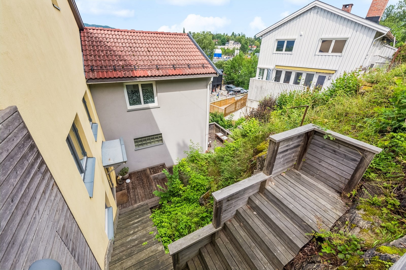 Trapp fra inngangsparti som leder opp til øvre terrasse. Galleribilde