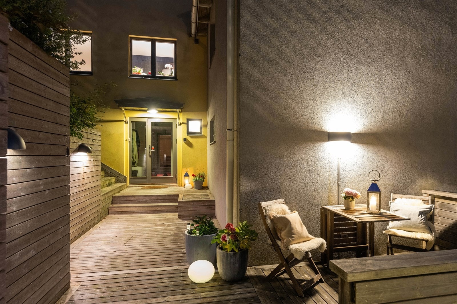 Inngangspartiet på kveldstid med nydelig moderne belysning. Galleribilde