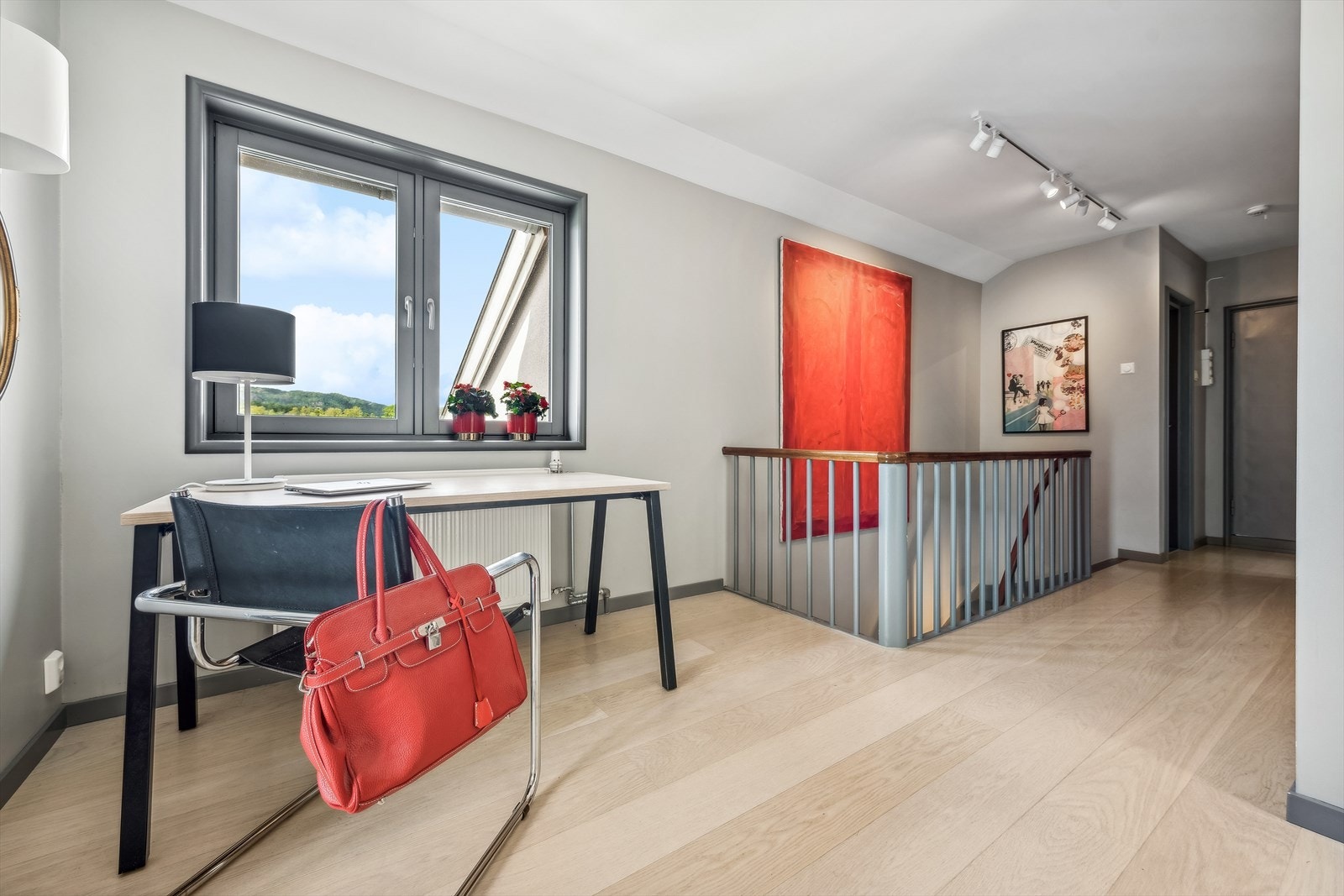 Koselig kontorkrok. Her nyter du lys og utsikt! Galleribilde