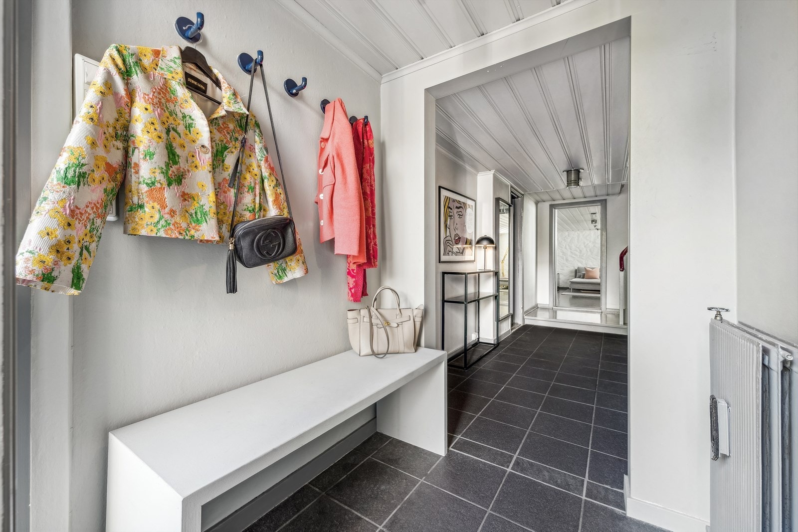 God plass til å henge fra seg ytterklær. Galleribilde