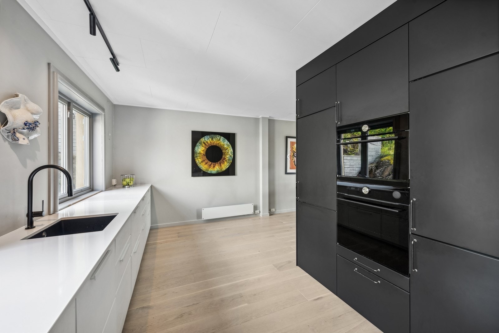 God skap- og benkeplass og innredning slik at matlagingen forenes med sosialt samvær. Galleribilde