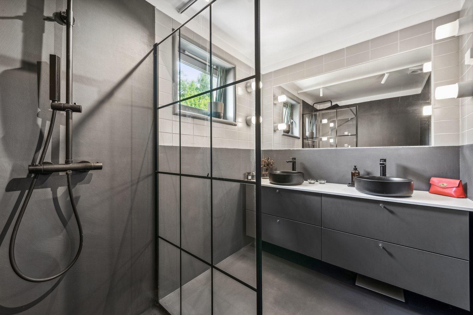 Moderne og innbydende nytt bad fra 2021 med varme i gulv, belagt med microsement. Veggene har microsement og fliser. Galleribilde