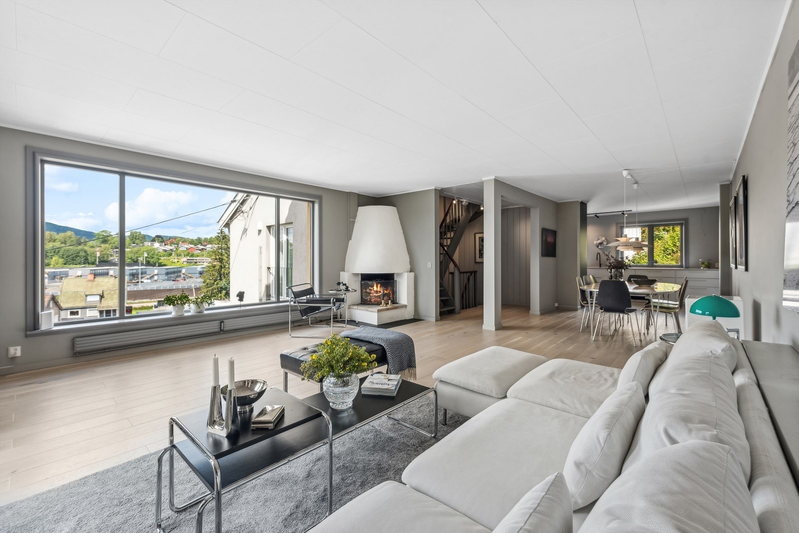 1. etasje har lys og romslig stue med gode innredningsmuligheter til sofagruppe og tv-møblement. Galleribilde