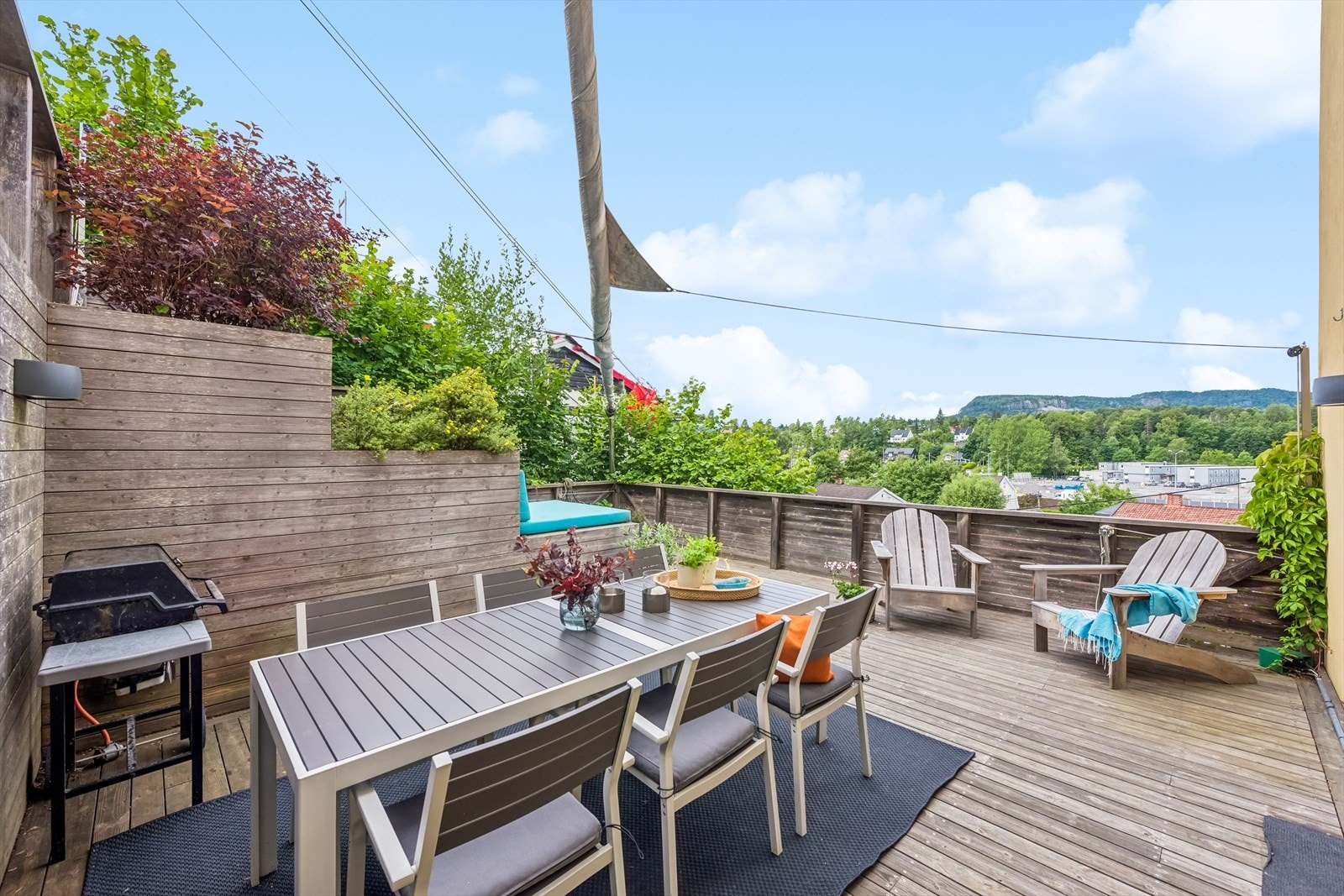 Fra stuen er det direkte utgang til denne solrik terrassen. Det er utgang fra boligens 3 etasjer til de ulike uteplassene. Galleribilde