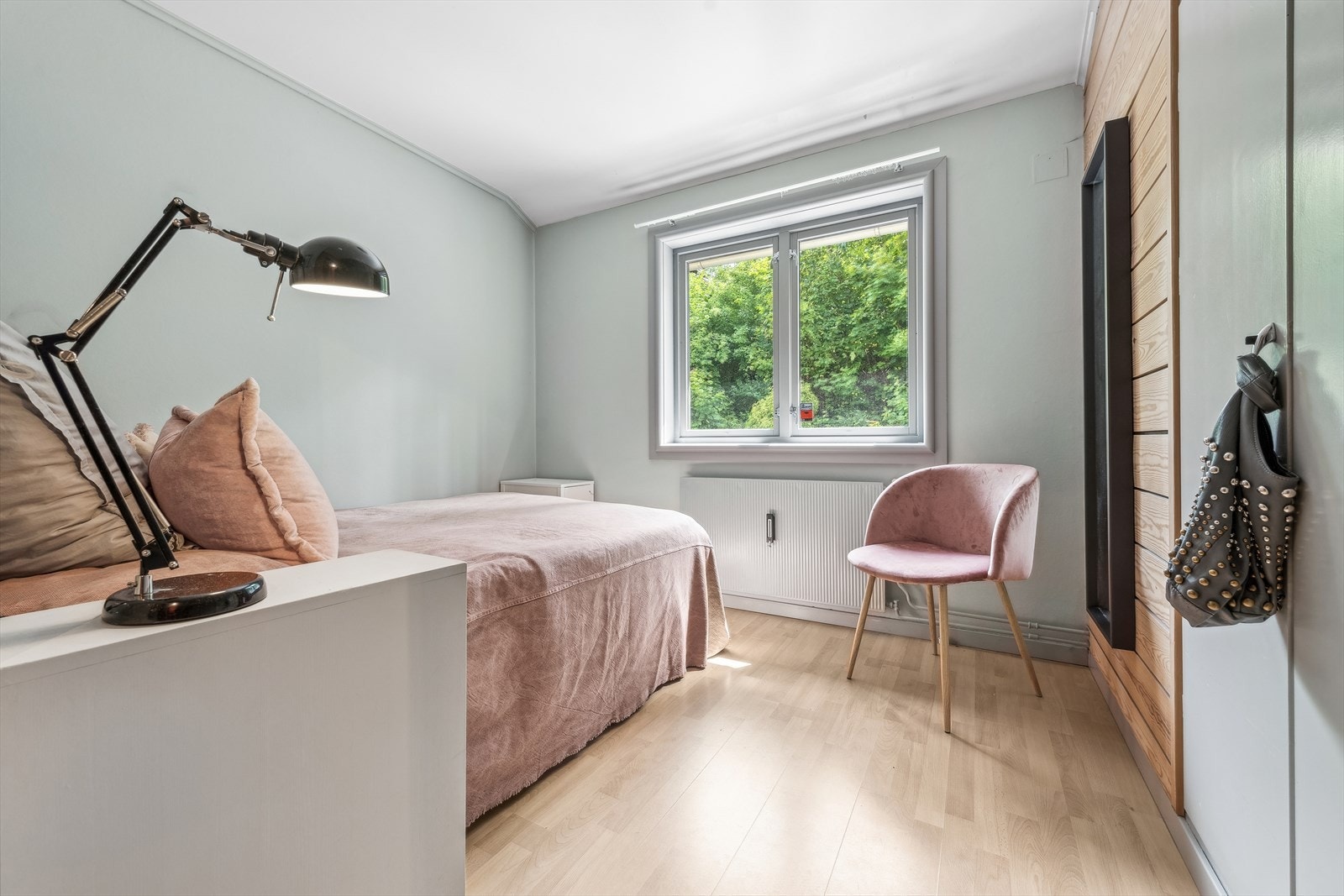 Soverom 2 med fin garderobe. Galleribilde