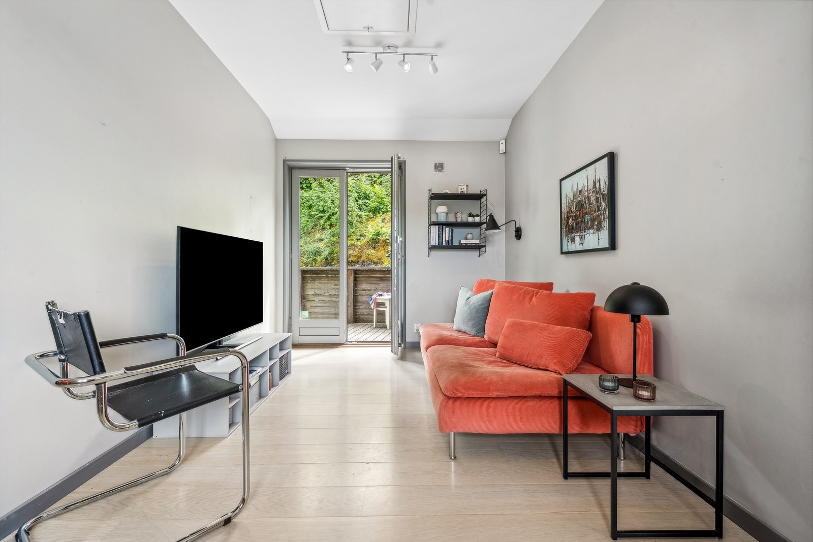 Utgang til stor og skjermet terrasse. Galleribilde