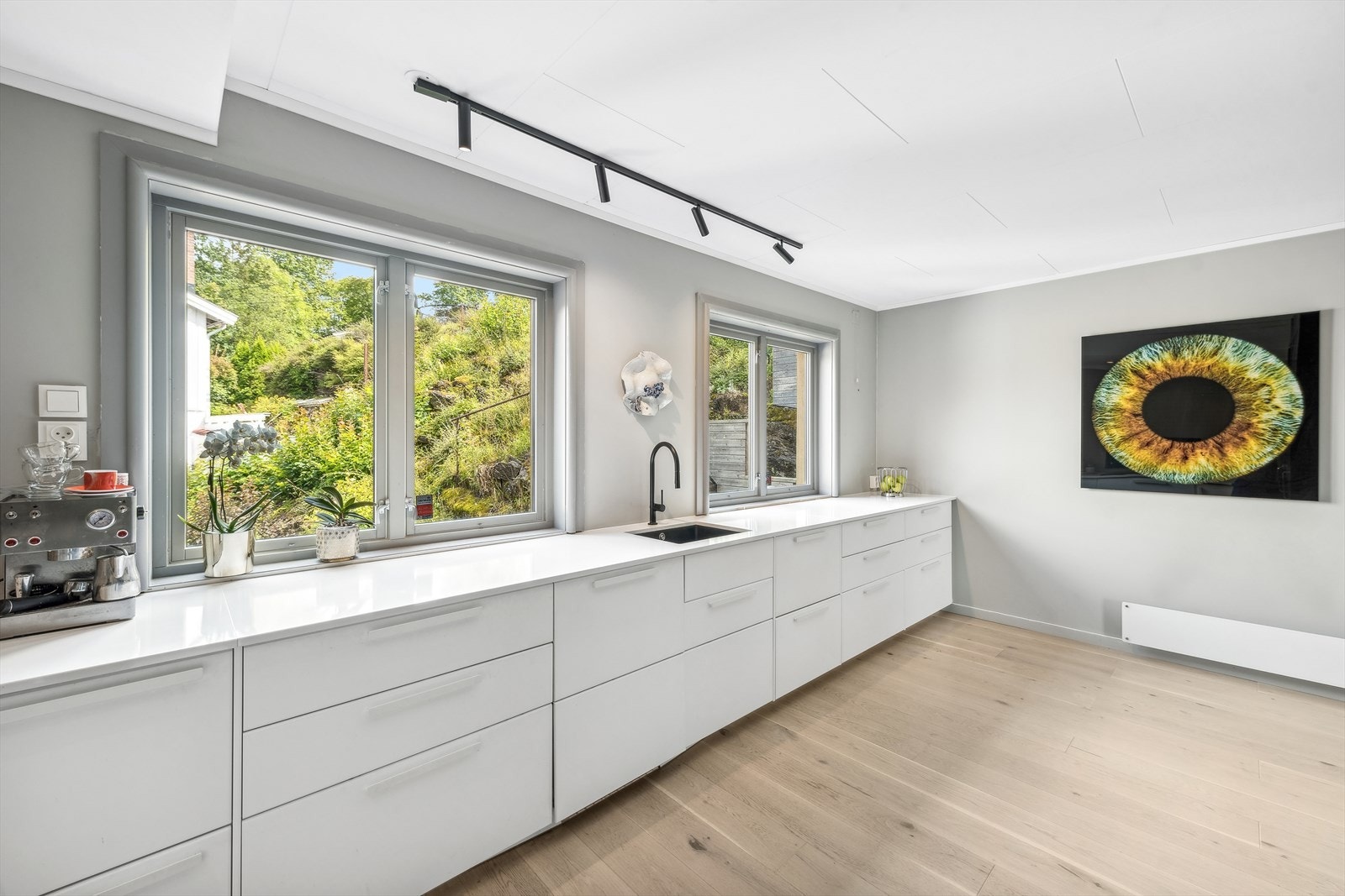 Kjøleskap, kjøl/fryseskap, oppvaskmaskin, platetopp med integrert ventilator, stekeovn, kombinert stekeovn/micro, vannstoppsystem og komfyrvakt. Galleribilde