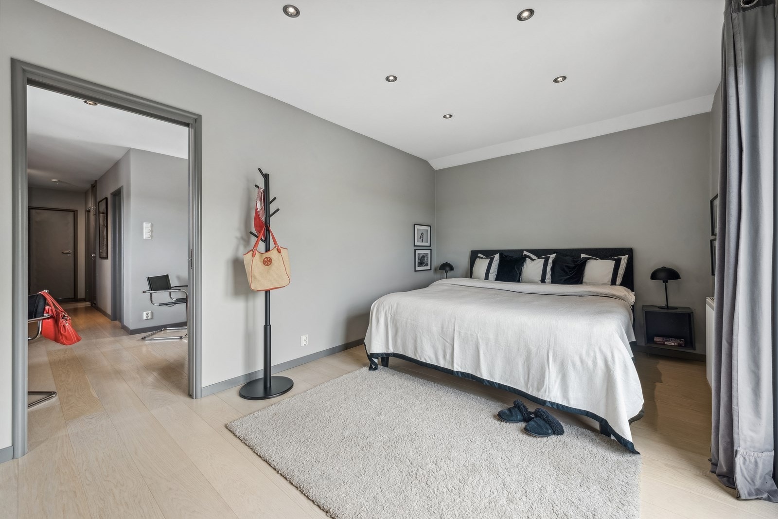 God plass til dobbeltseng og nattbord. Downlights. Galleribilde