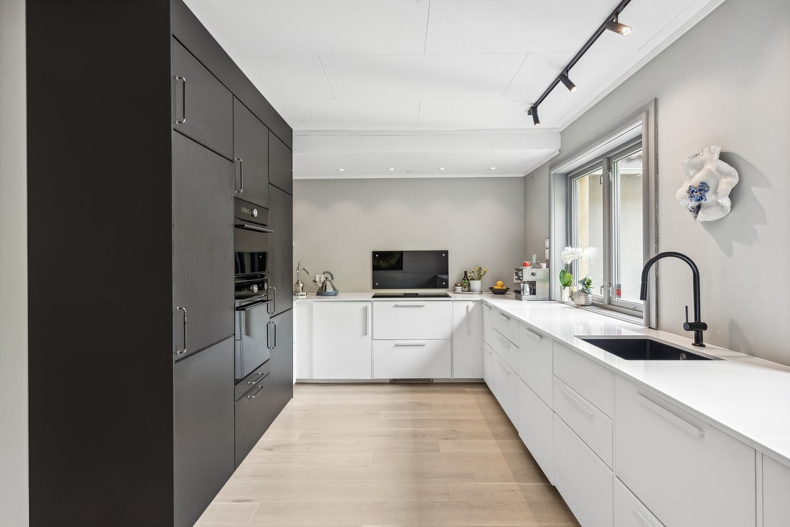 Den tøffe svarte veggen med innredning gir et personlig preg. Galleribilde