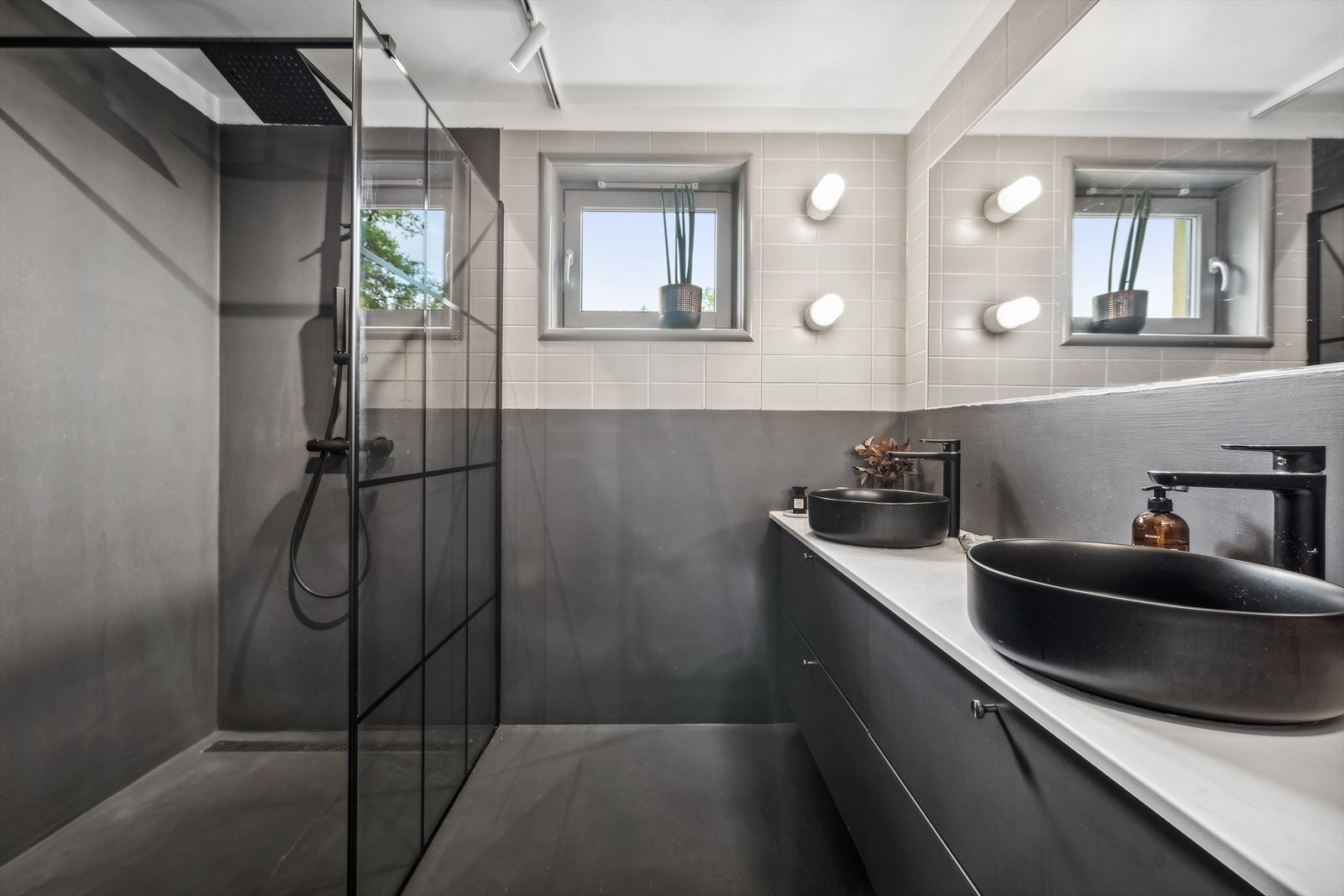 Flott innredning med nedfelt servant, dusjhjørne med glassvegg. Veggmontert armatur og garnityr. Fint lysinnslipp via vinduet. Elektrisk styrt vifte. Et godt sted å starte dagen! Galleribilde