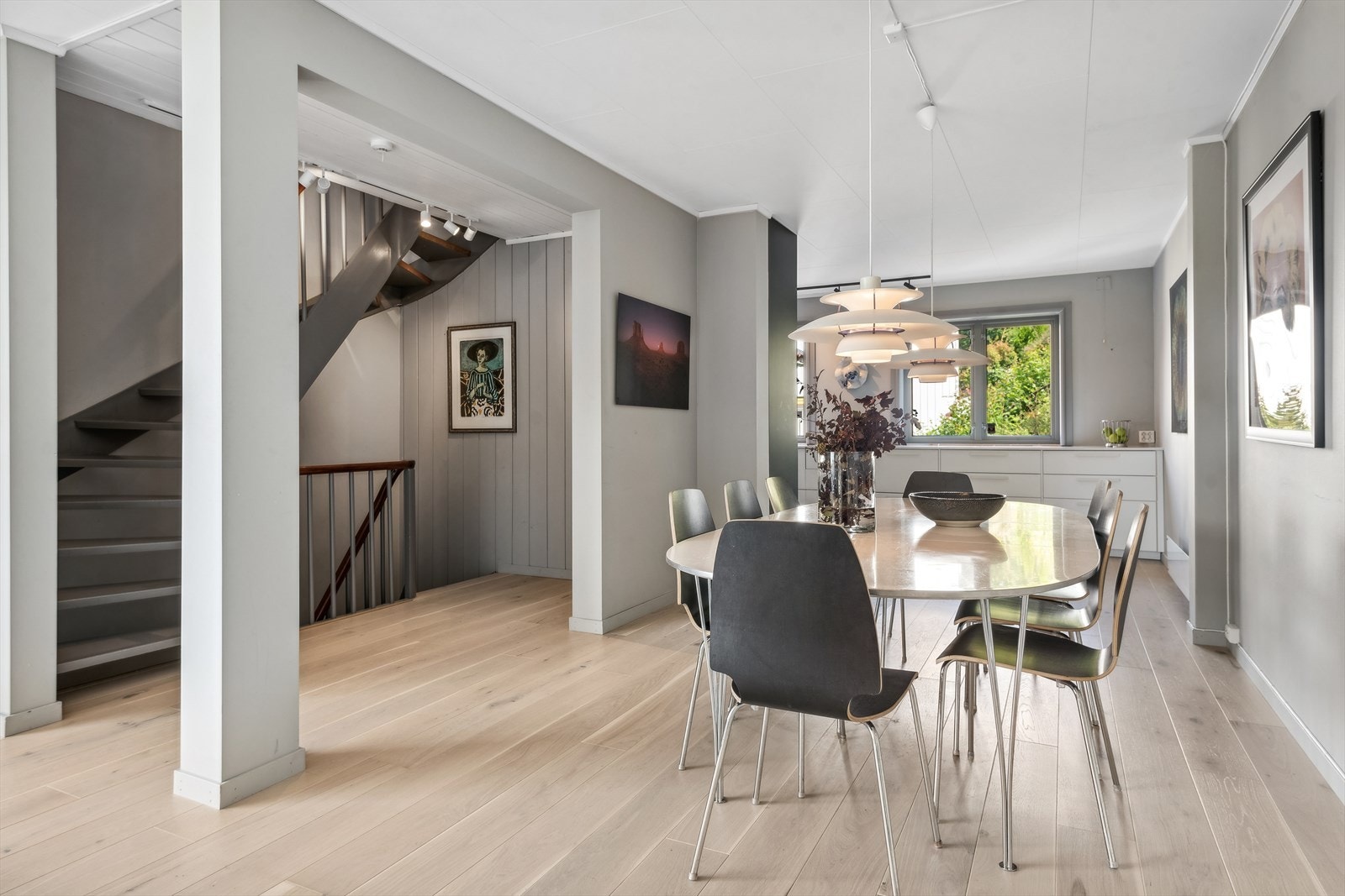 Stor og hyggelig spisestueplass. Galleribilde