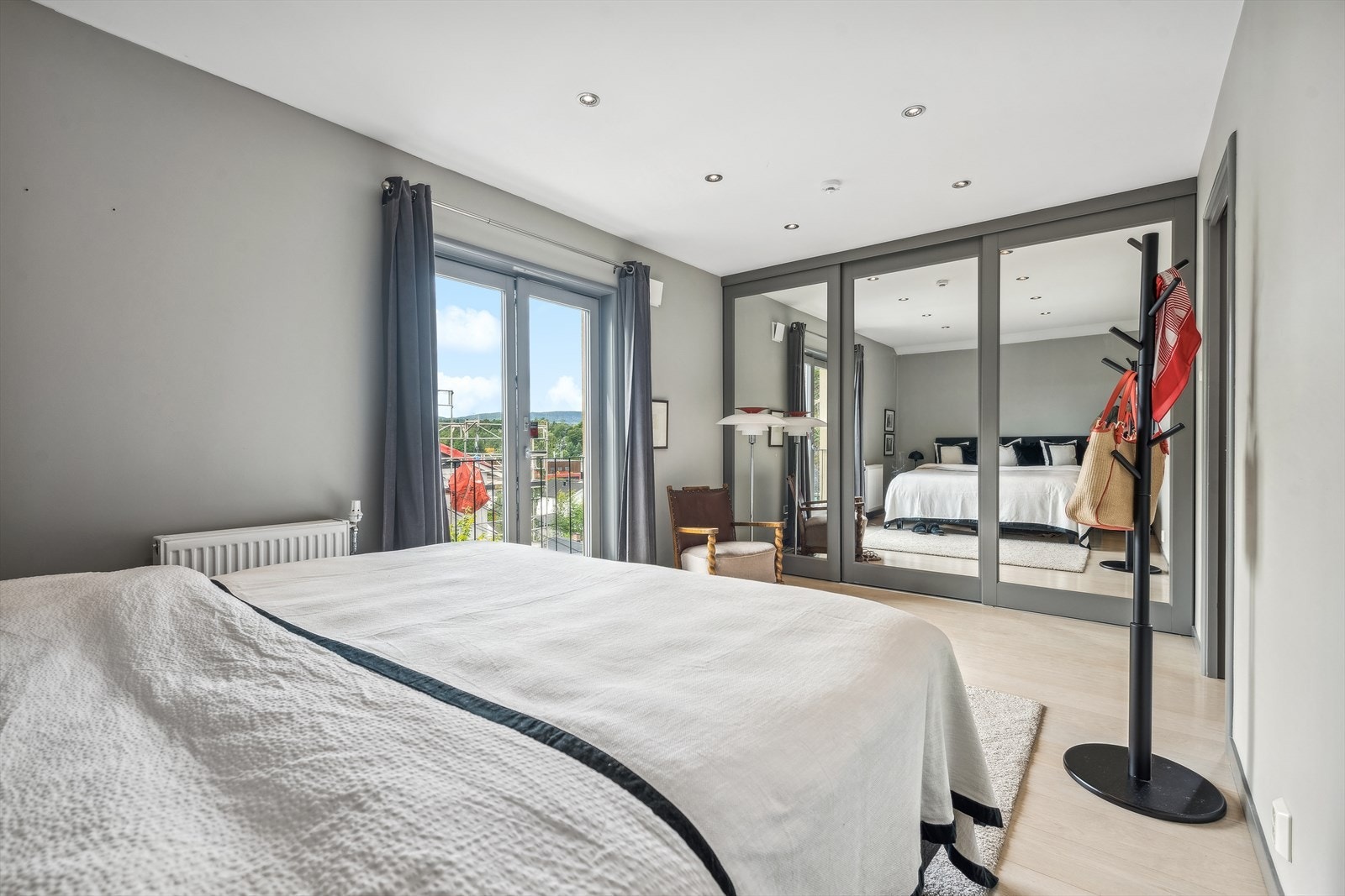 Romslig skyvedørsgarderobe i speil. Galleribilde