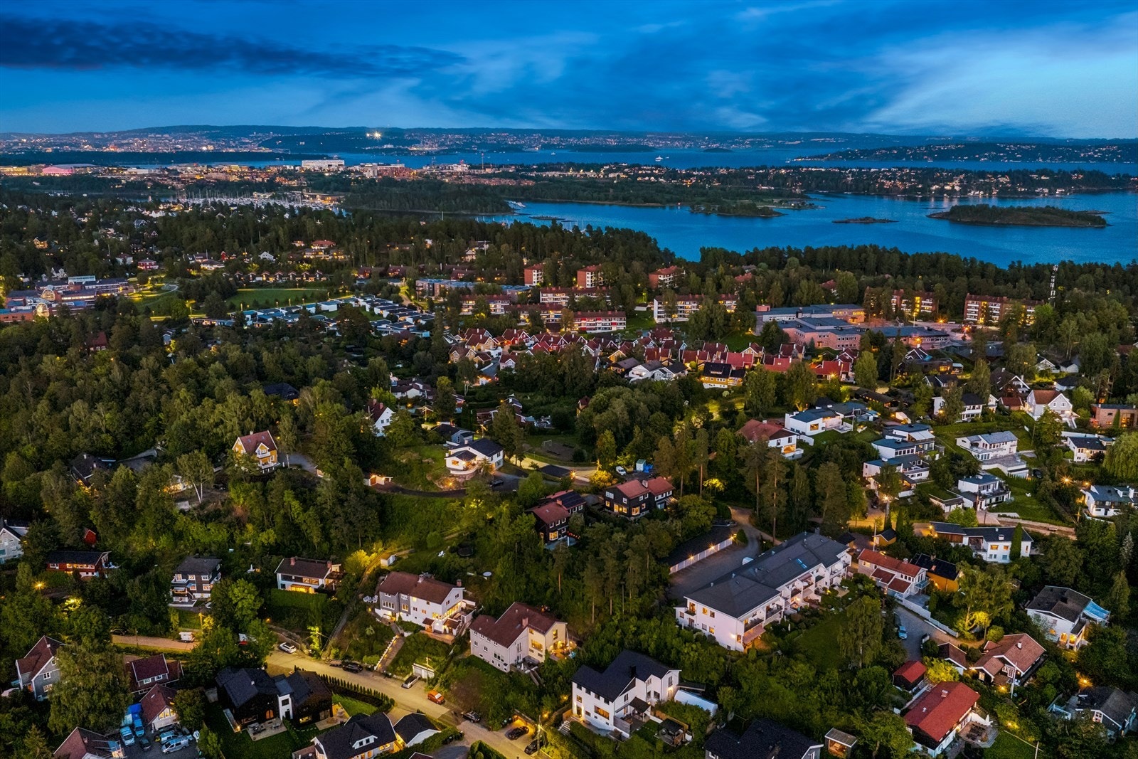 Svært attraktivt bomiljø på Nedre Høvik! Kort vei til idylliske sjøen med flotte kyststier som tar overalt. Galleribilde