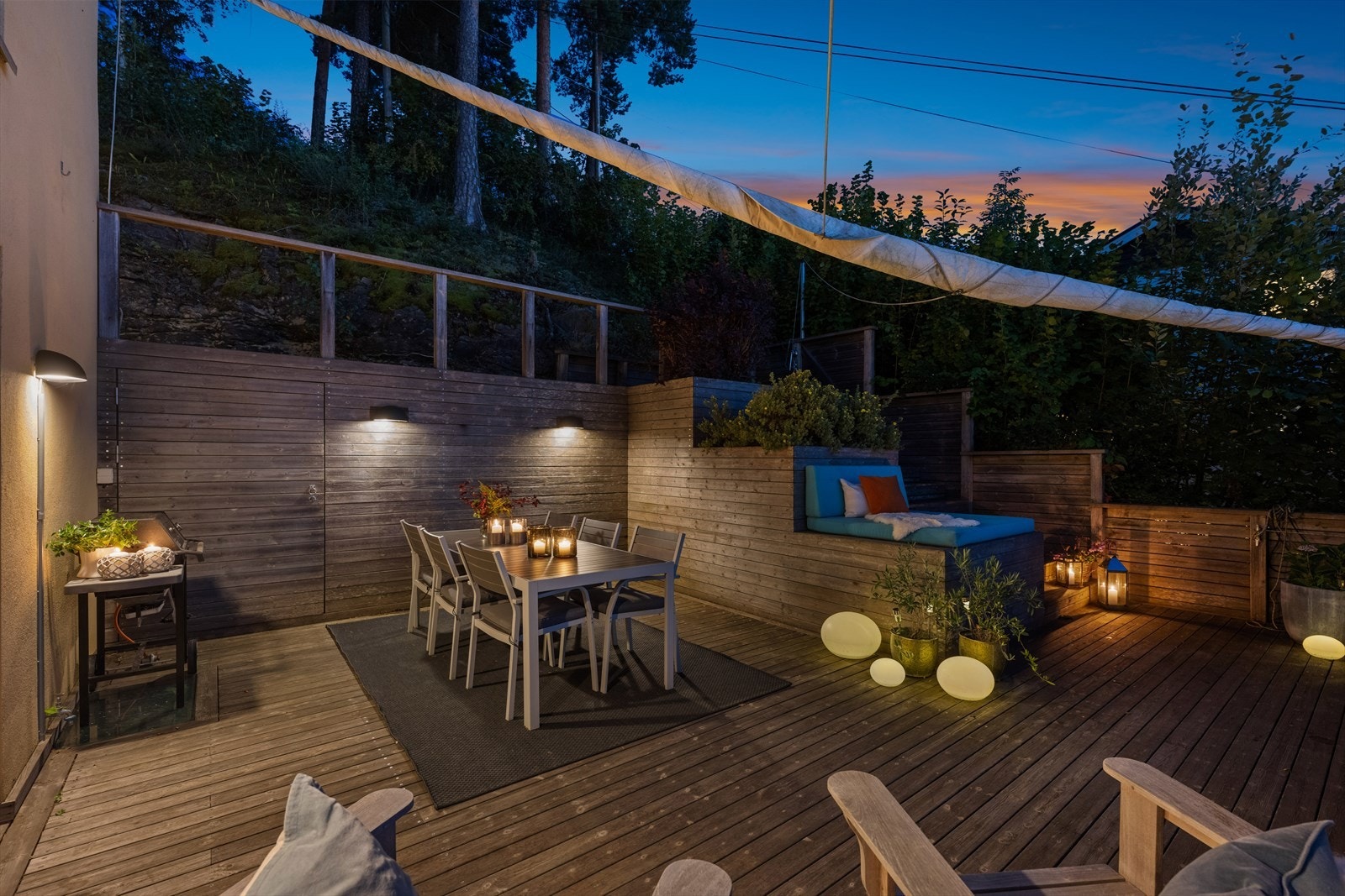 Legg merke til de monterte flotte lampene som strekker seg rundt huset og gir en herlig lysstemning. Galleribilde