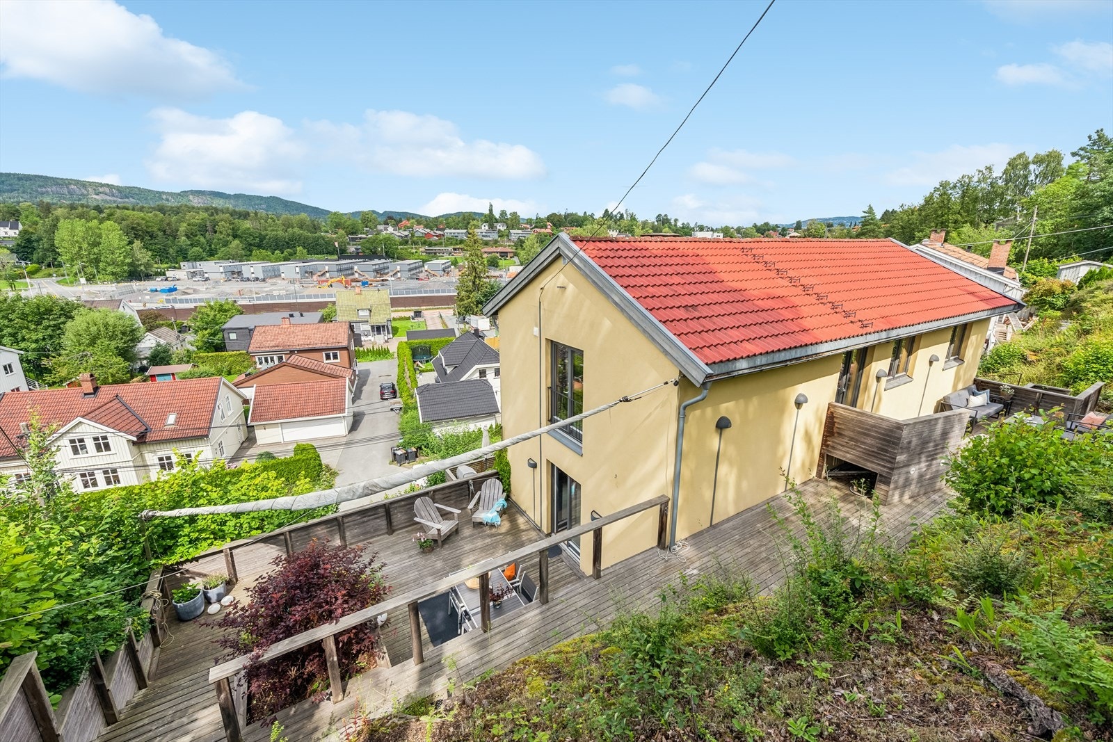 Eiendommen ligger idyllisk og fint til i et meget attraktivt og veletablert boligområde på Nedre Høvik. Området er kjent for å ha et godt bomiljø med barn i alle aldre. Galleribilde
