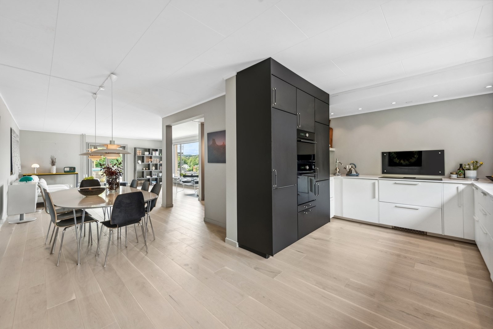 Delikat svært familievennlig bolig. Åpen stue- og kjøkkenløsning, dette gir en flott romfølelse. Galleribilde