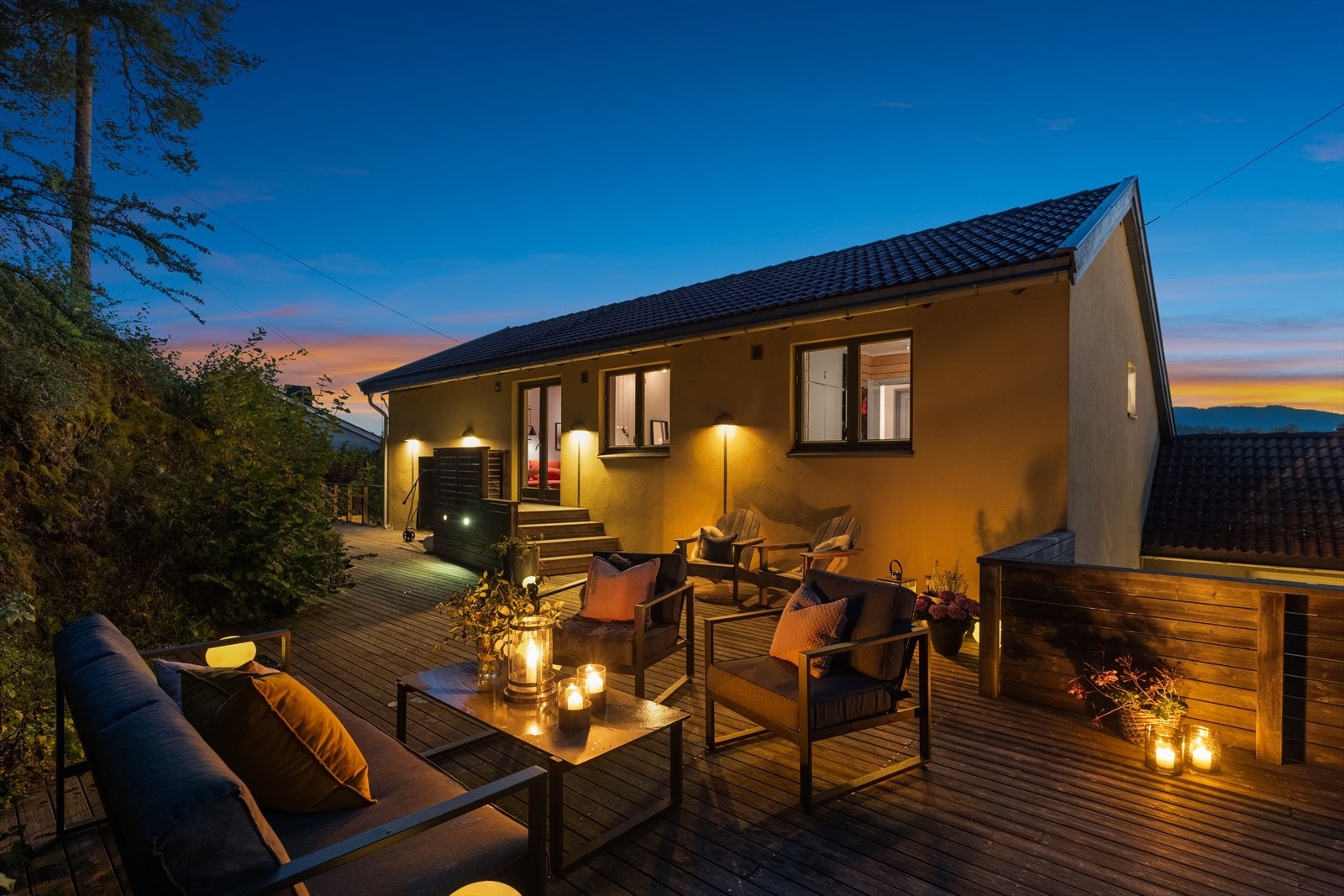 Her bor du høyt og fritt uten innsyn. Idyllisk og skjermet uteplass. Her nyter du ro og deilige solnedganger. Galleribilde