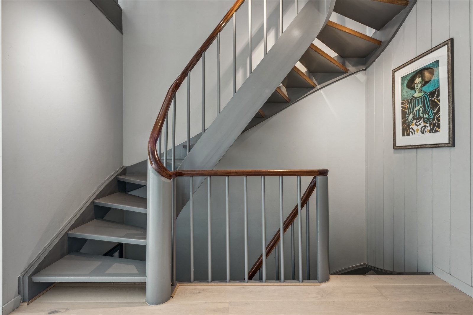 Nydelig trapp, et smykke - som fører deg opp til en innholdsrik 2. etasje. Boligen er tegnet av den kjente Arkitekten Ole Sverre og sønn. Galleribilde