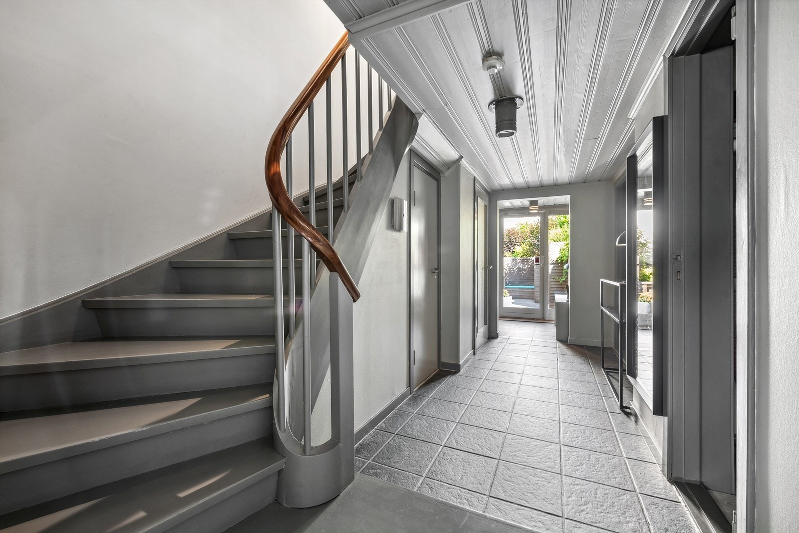 Trivelig entrè og luftig hall m/trapp som ønsker deg velkommen inn! Galleribilde