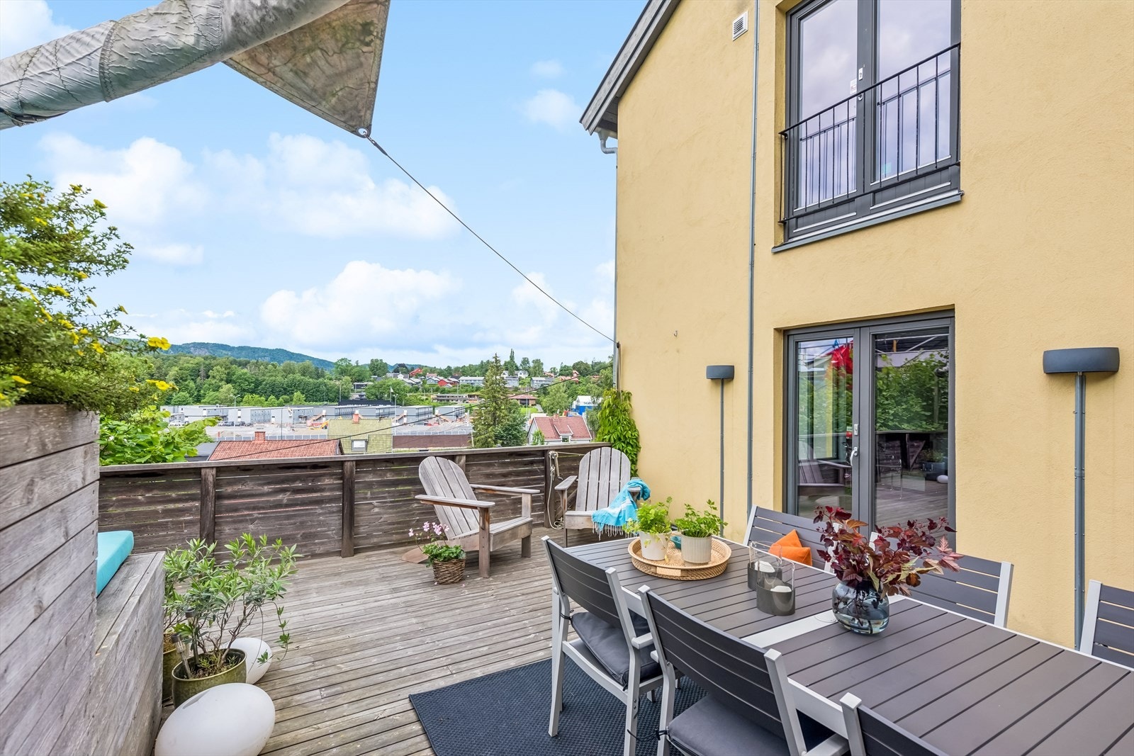 Tomten er terrassert og gir mange fine uteomhusarealer. Blant annet er det et stort arkitektdesignet terrasseanlegg bygd i Kebony (vedlikeholdsfritt) rundt hele boligen med mange fine og lune soner. Galleribilde