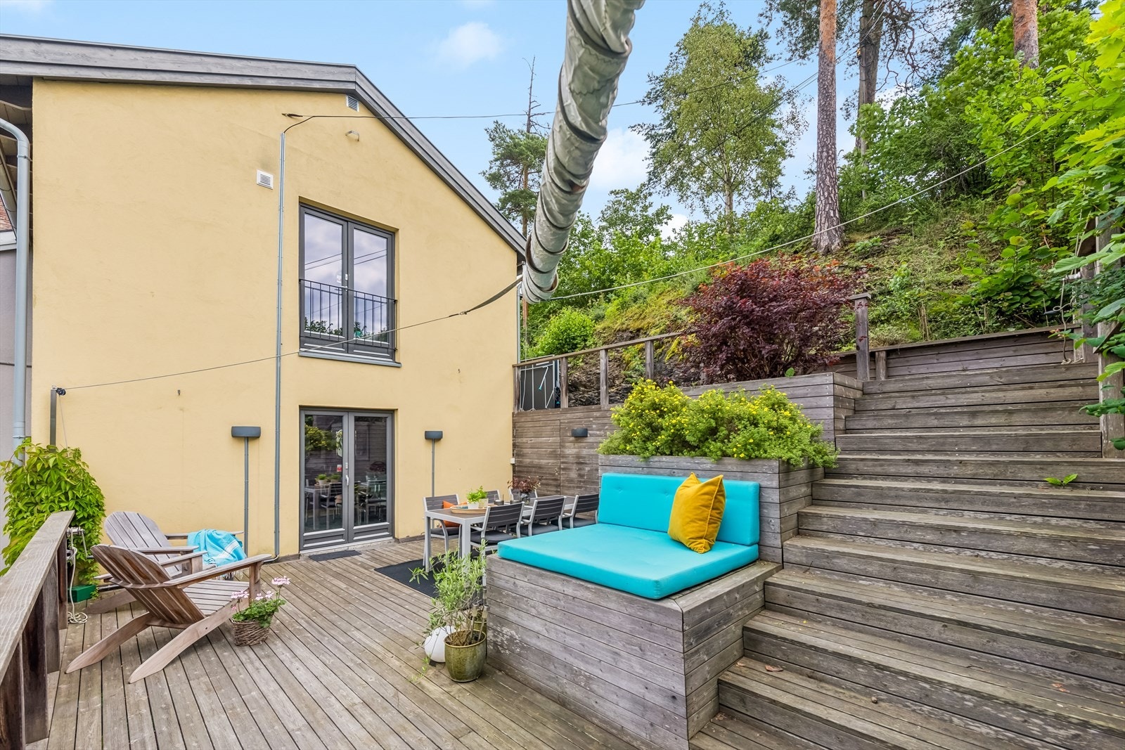 DnB eiendom har gleden av å presentere denne flotte spennende familieboligen. Boligen er tegnet av den kjente Arkitekten Ole Sverre og sønn. Flere flotte skjermede uteplasser med sol fra tidlig morgen til sen kveld. Skjermet beliggende! Galleribilde